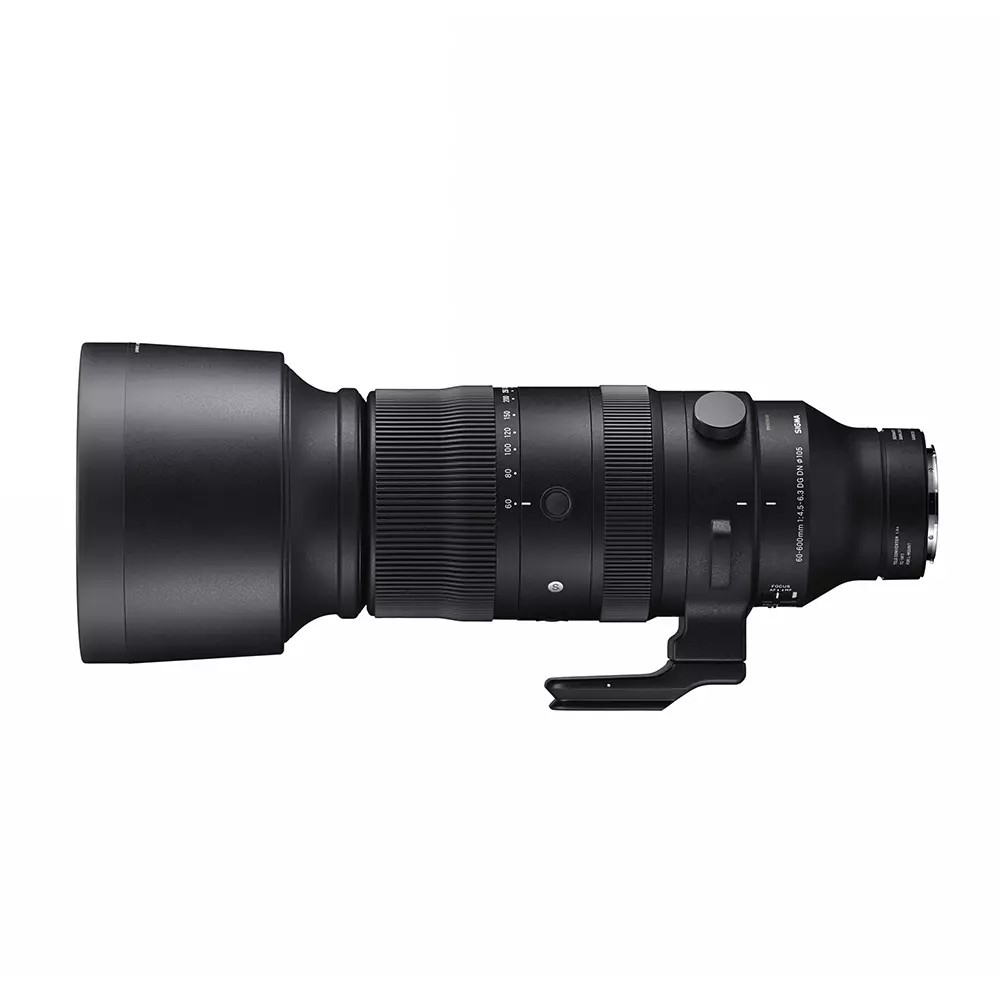 Un obiettivo Sigma 60-600mm nero, posizionato orizzontalmente su sfondo bianco. Ha vari anelli, una maniglia e il logo Sigma.