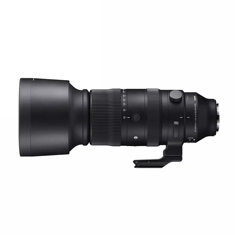 Un obiettivo per fotocamera Sigma 60-600mm nero. Ha indicatori di distanza e un attacco. L'obiettivo è su sfondo bianco.