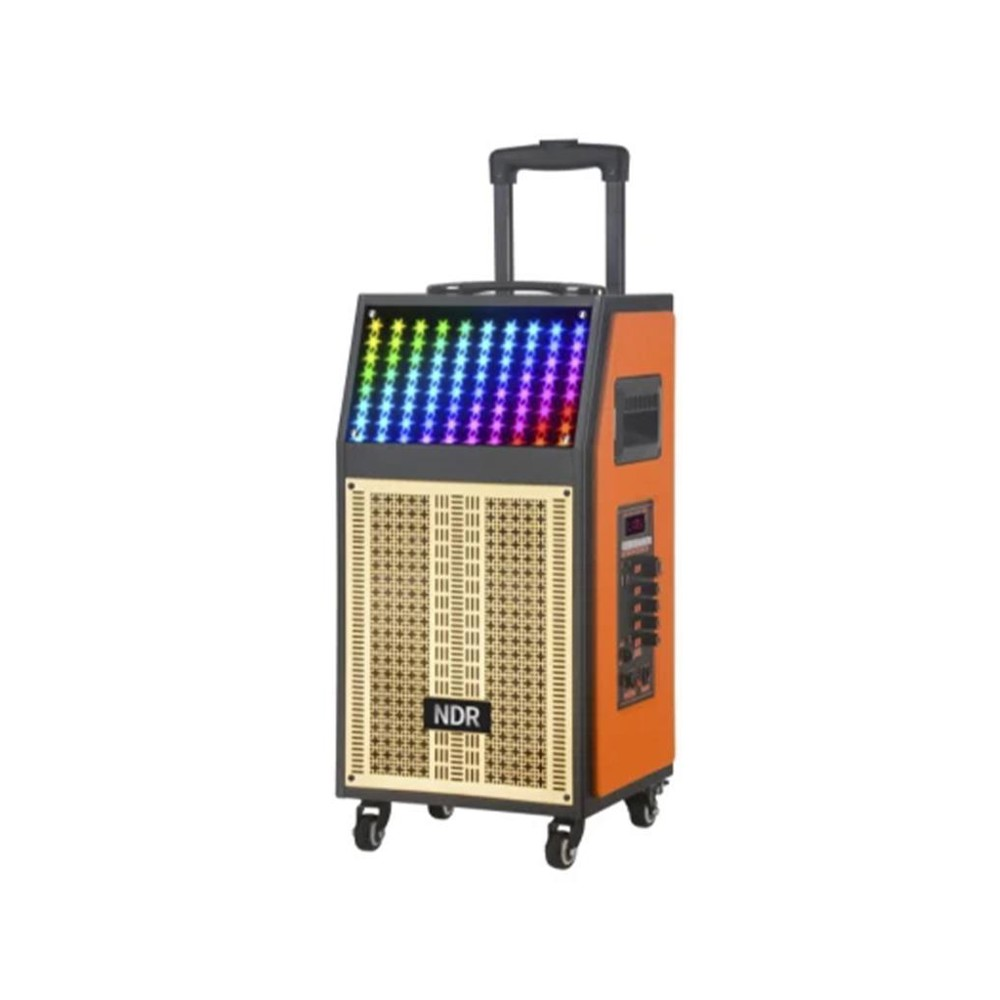 Tekerlekli ve tutma saplı turuncu bir hoparlör. Üstte renkli bir LED ekranı ve hoparlör ızgarası var.