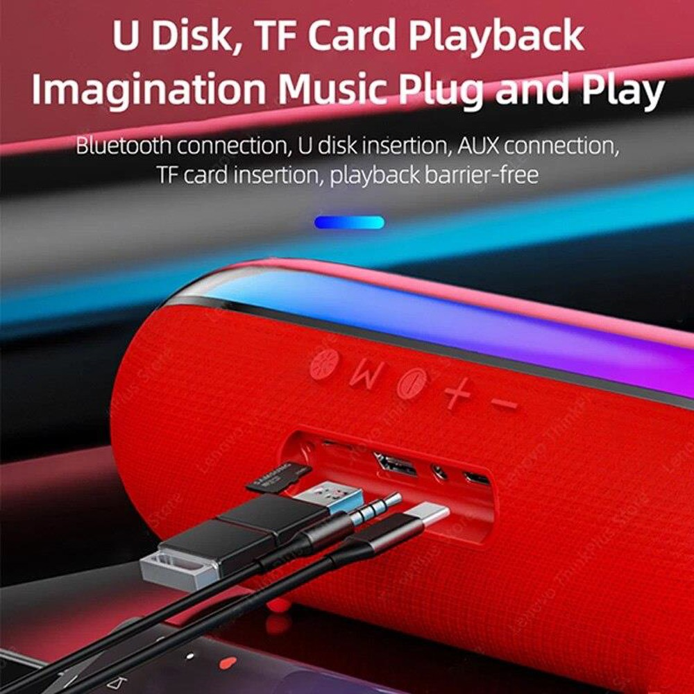 USB, AUX ve TF kartı bağlantı noktalarına sahip kırmızı bir hoparlör. Kablolar takılı. Üstteki metin 'U Disk, TF Card Playback' diyor.