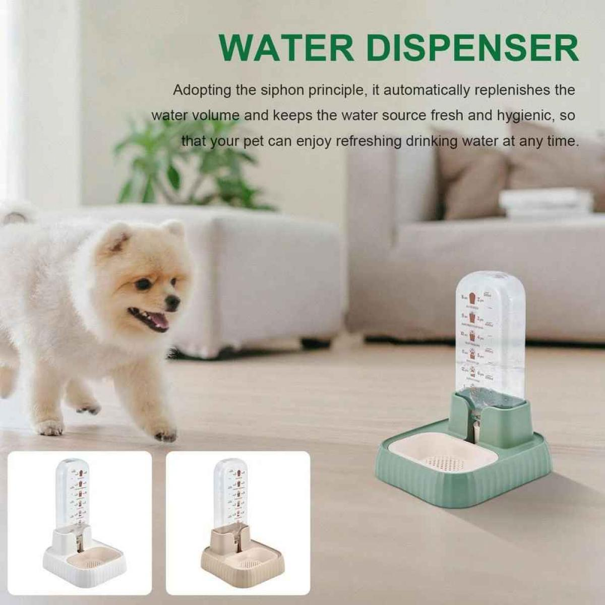 Ein weißer Hund geht in der Nähe eines Wasserspenders. Text lautet 'WASSERSPENDER'. Der Spender ist grün und weiß, mit Wasserstandmarkierungen.