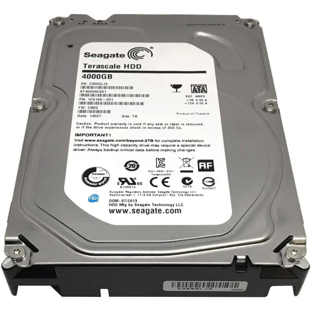 Un disco rigido Seagate Terascale HDD 4000GB. Alloggiamento in metallo argentato con etichetta bianca con specifiche e avvertenze. Base nera.