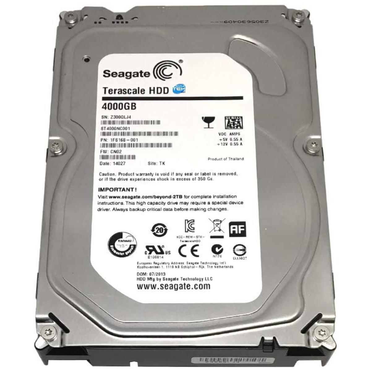 Un disco rigido Seagate da 4000 GB. Ha etichette con testo e segni. L'unità è argentata con una base nera e fori per le viti.