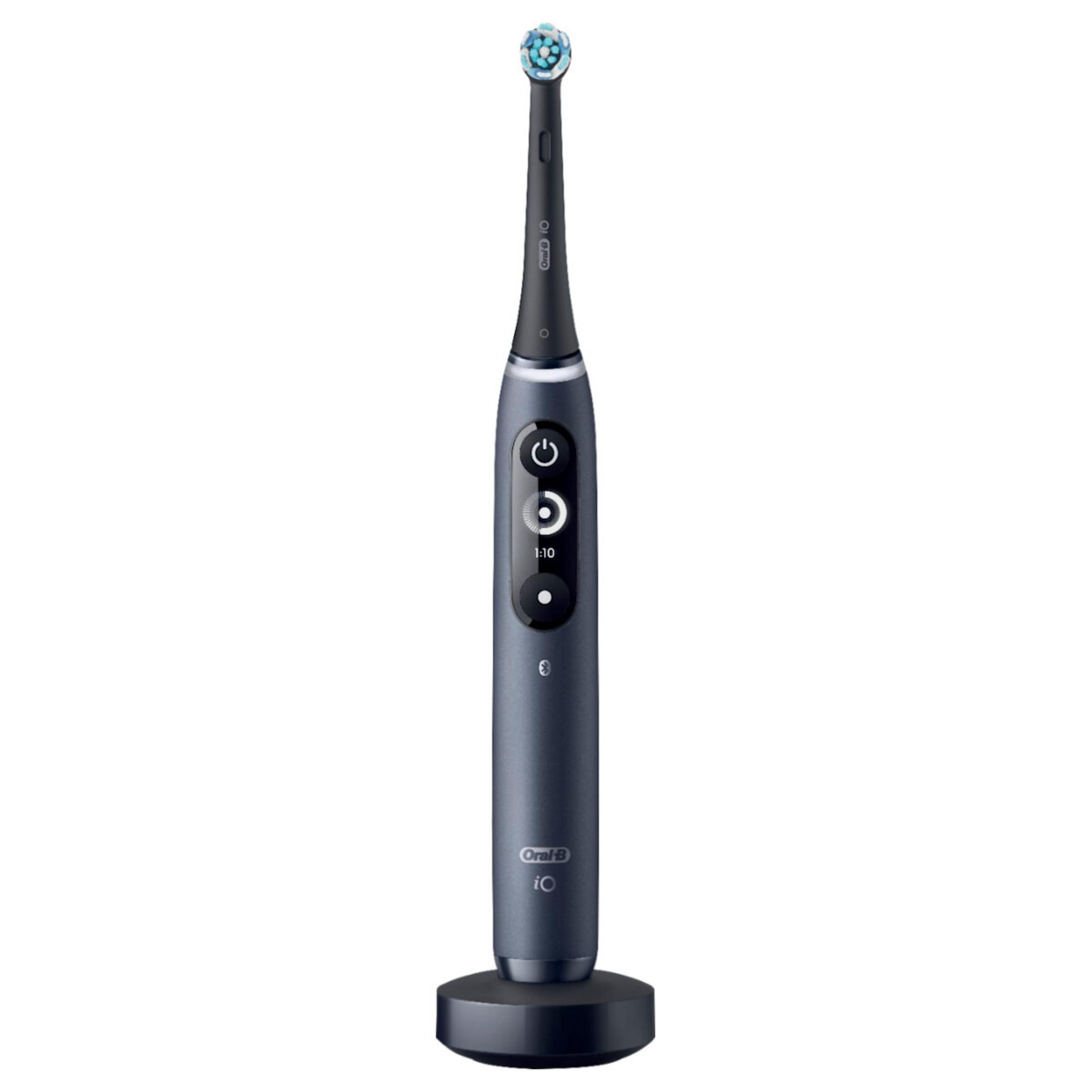 Un cepillo de dientes eléctrico Oral-B iO azul oscuro sobre un soporte. El cabezal del cepillo es blanco y azul. El mango tiene botones.
