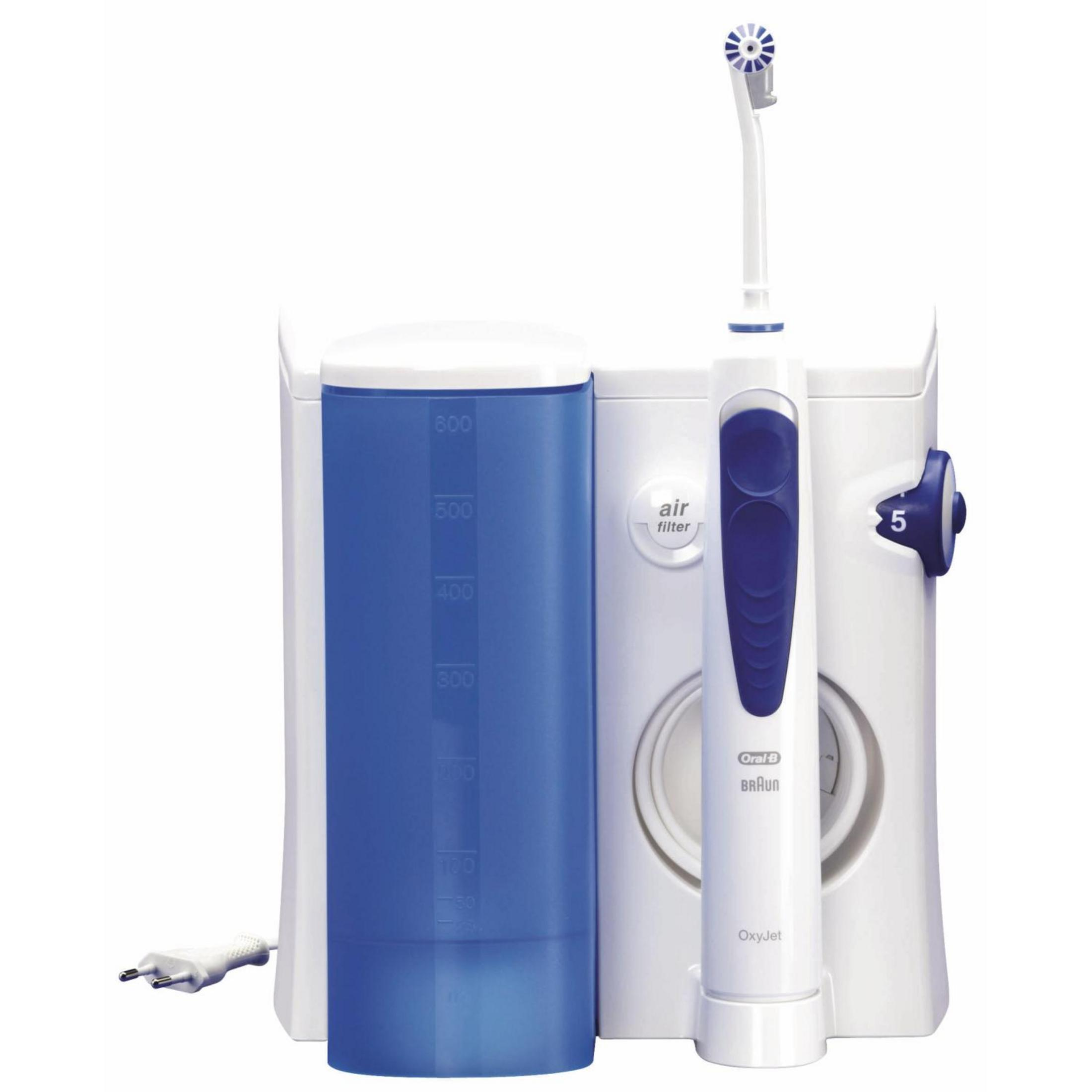Un idropulsore dentale Oral-B OxyJet bianco e blu. Ha un serbatoio dell'acqua con scala e una testina rotante.