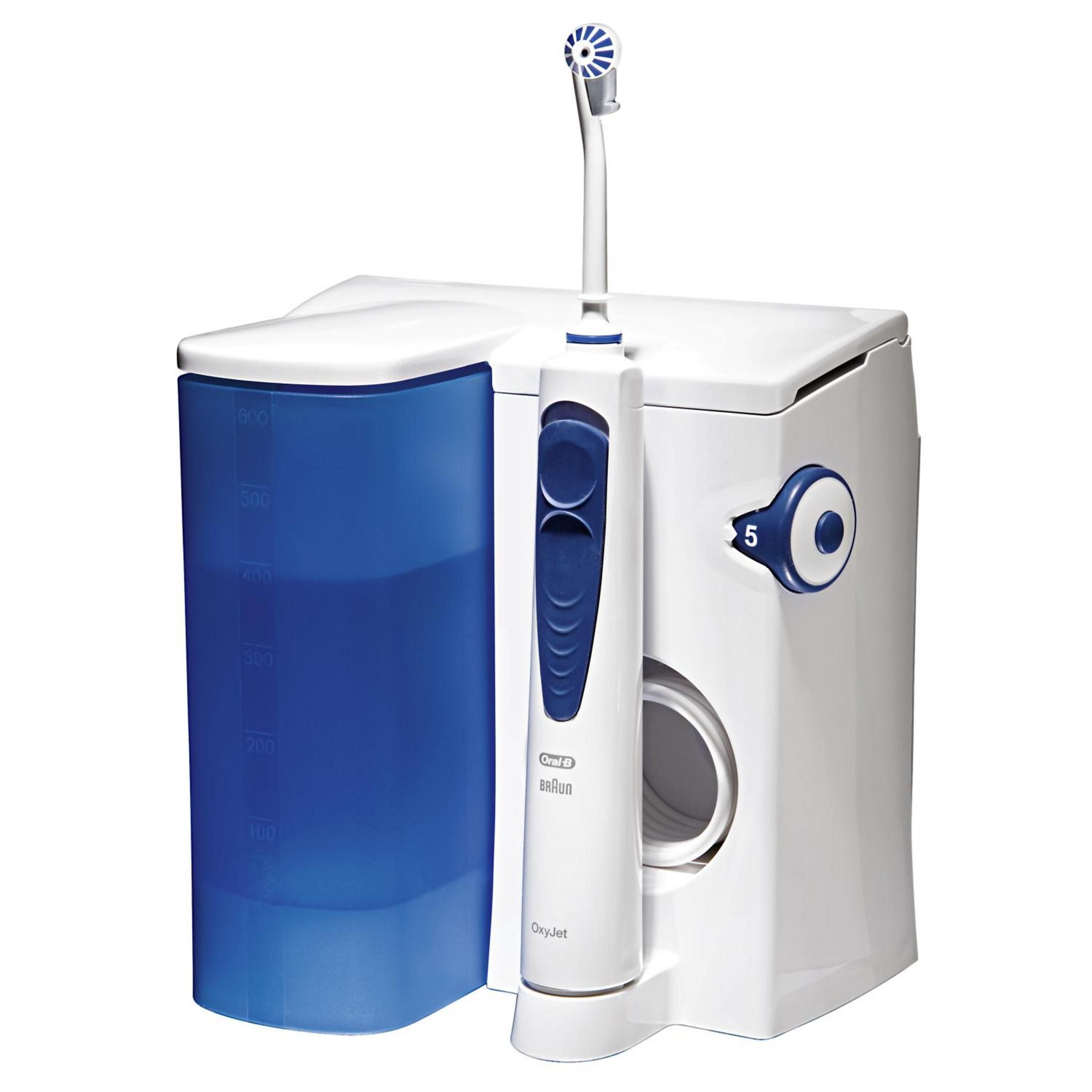 Un idropulsore Oral-B OxyJet bianco e blu. Ha un serbatoio, un manico e una testina.