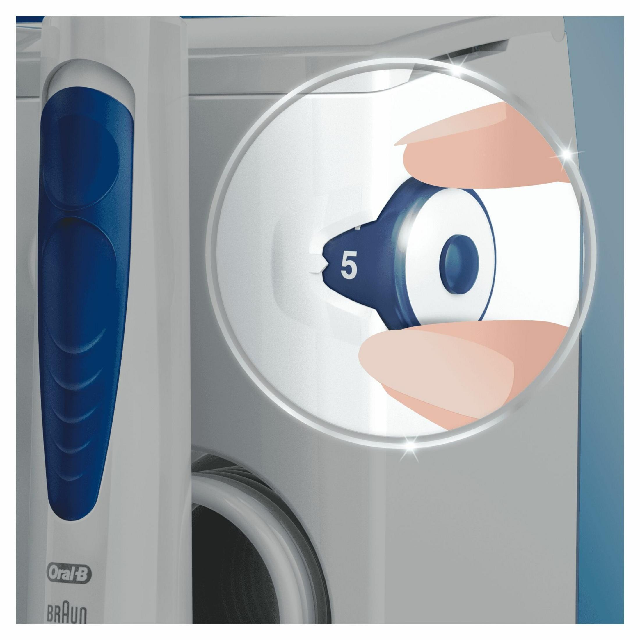 Una mano regola la manopola blu su un dispositivo bianco, impostata su 5. Sono visibili i loghi Oral-B e Braun.
