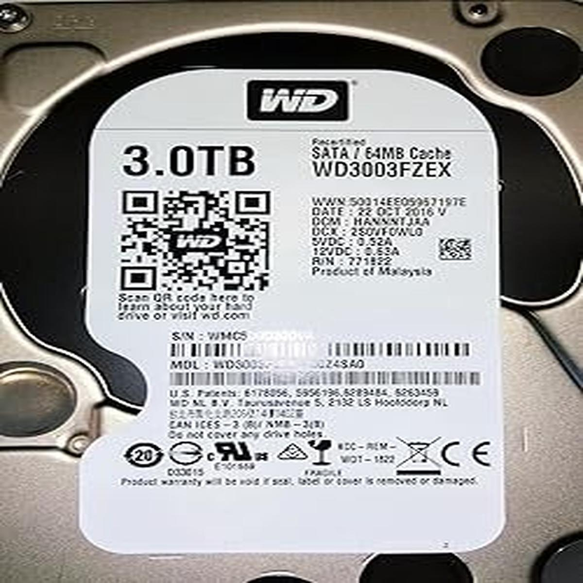 Un disco rigido con un'etichetta bianca che mostra il logo WD, i dettagli del modello e un codice QR.