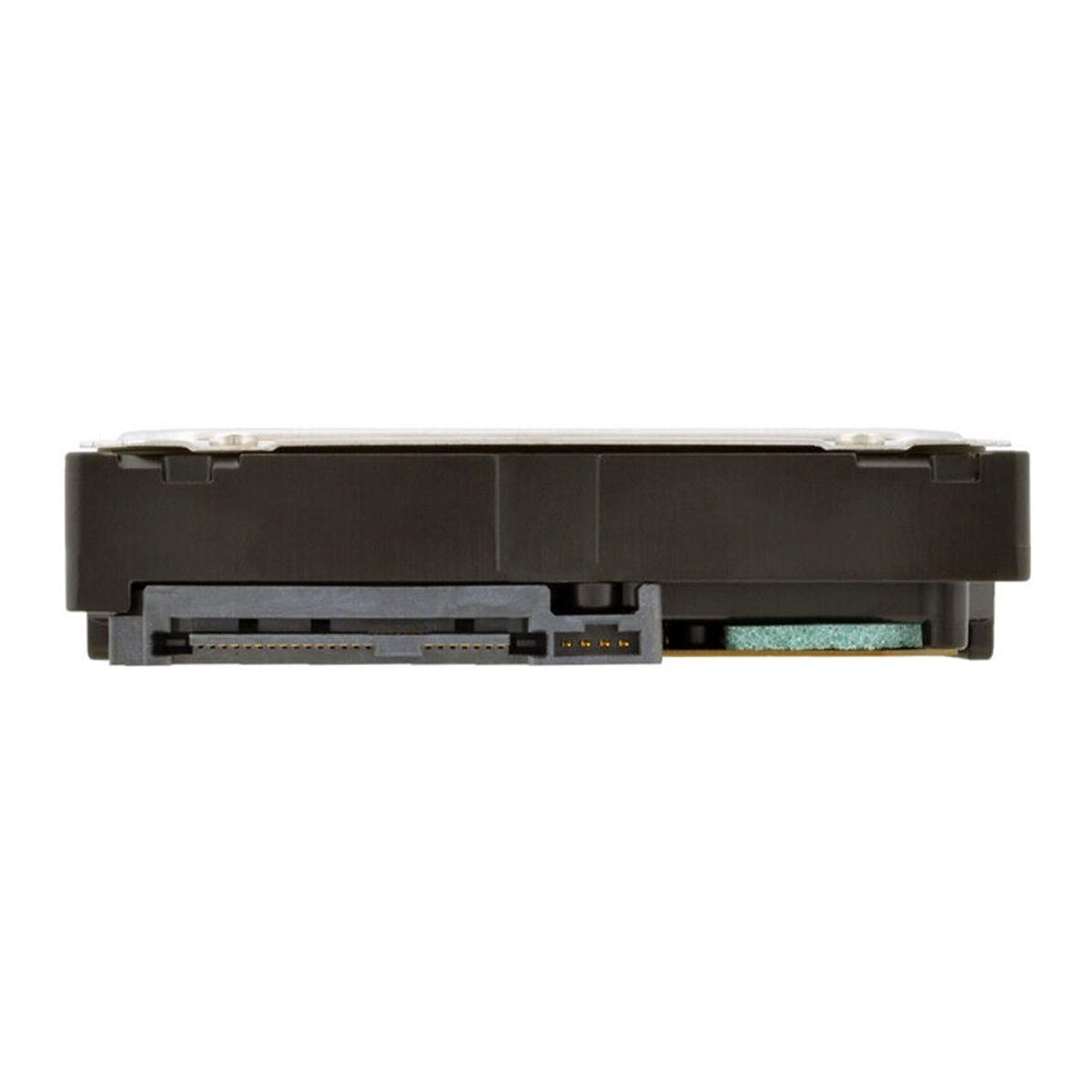 Primo piano di un disco rigido. È un dispositivo nero rettangolare con un connettore grigio e un'imbottitura verde.