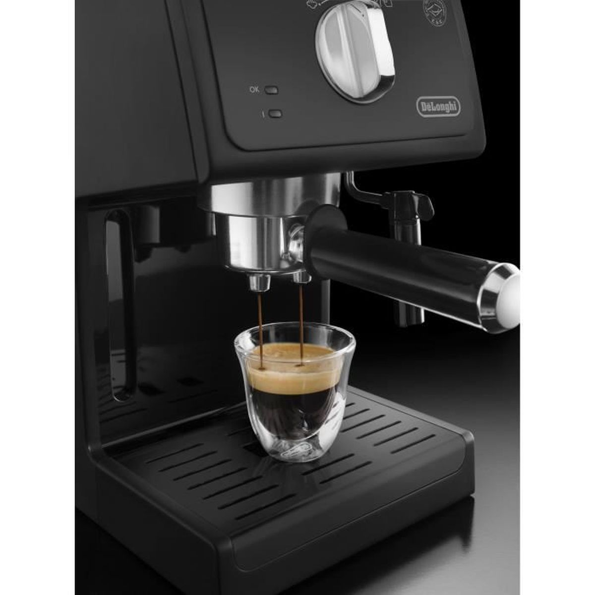 Czarny ekspres do kawy nalewa kawę do szklanki. Maszyna ma pokrętło i logo Delonghi.