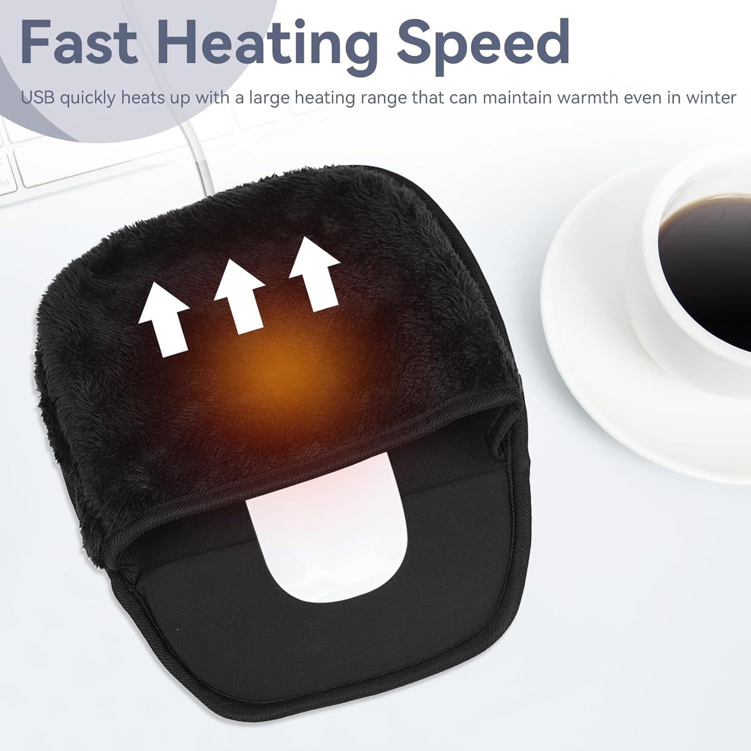 Ein schwarzer beheizter Handwärmer mit weißen Pfeilen, eine Kaffeetasse und eine Tastatur auf weißer Oberfläche. Text: Schnelle Heizgeschwindigkeit.