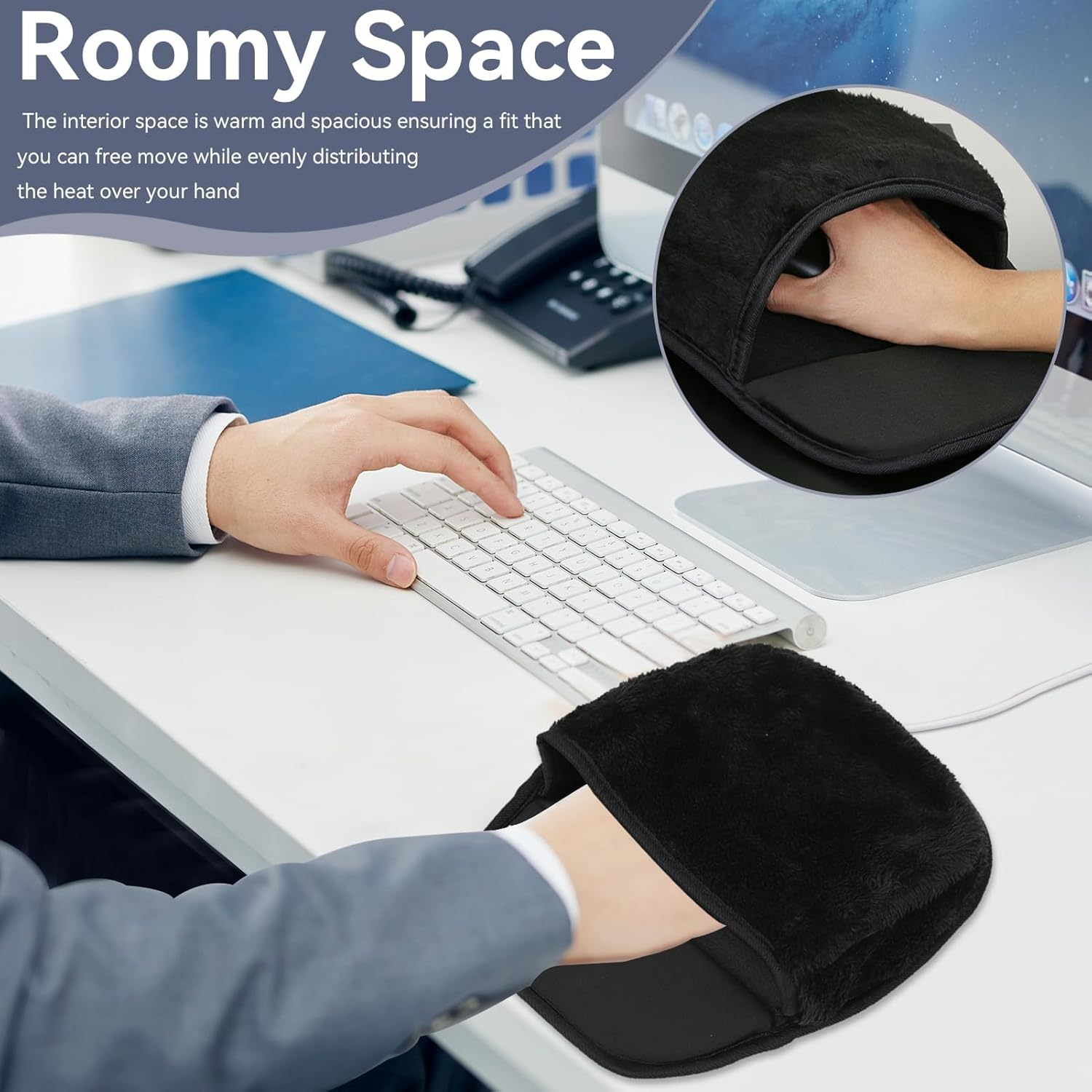 Eine Person benutzt einen schwarzen Handwärmer, während sie an einem Computer arbeitet. Der Handwärmer liegt auf einem weißen Schreibtisch.