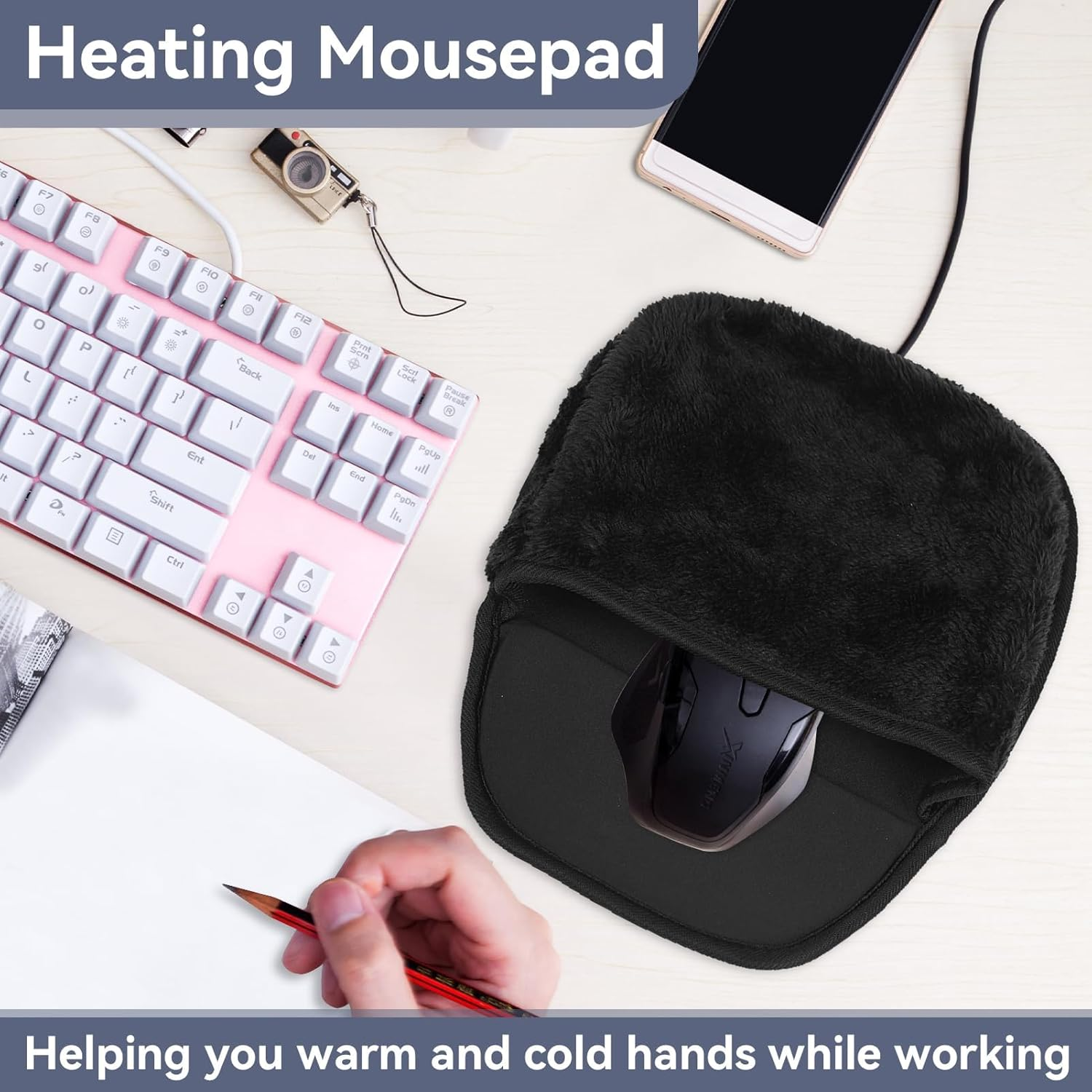 Eine schwarze beheizbare Mauspads mit Maus. Eine pinke Tastatur, ein Telefon und eine Hand mit Bleistift sind ebenfalls zu sehen.