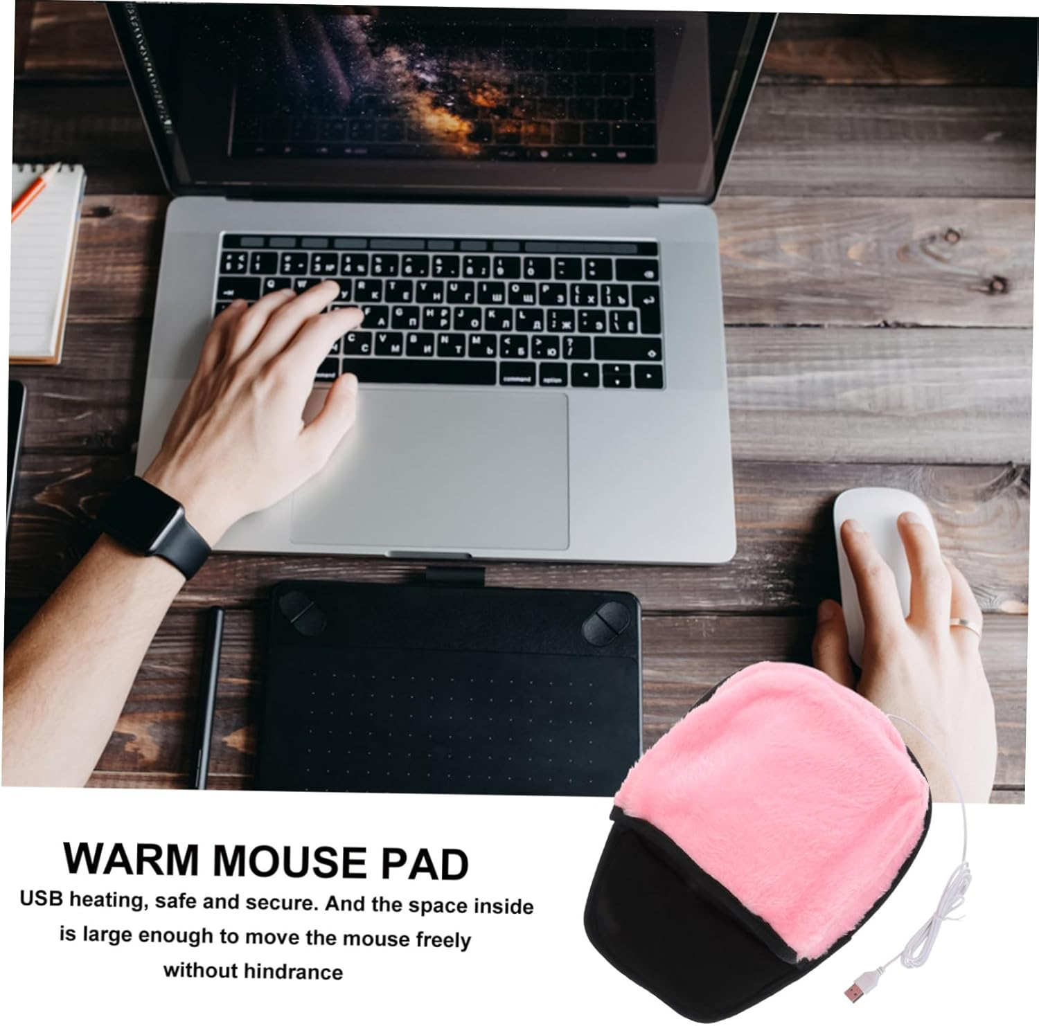 Eine Person benutzt einen Laptop mit einem warmen, rosa Mauspad. Die Hand der Person liegt auf der Tastatur, die andere auf der Maus.