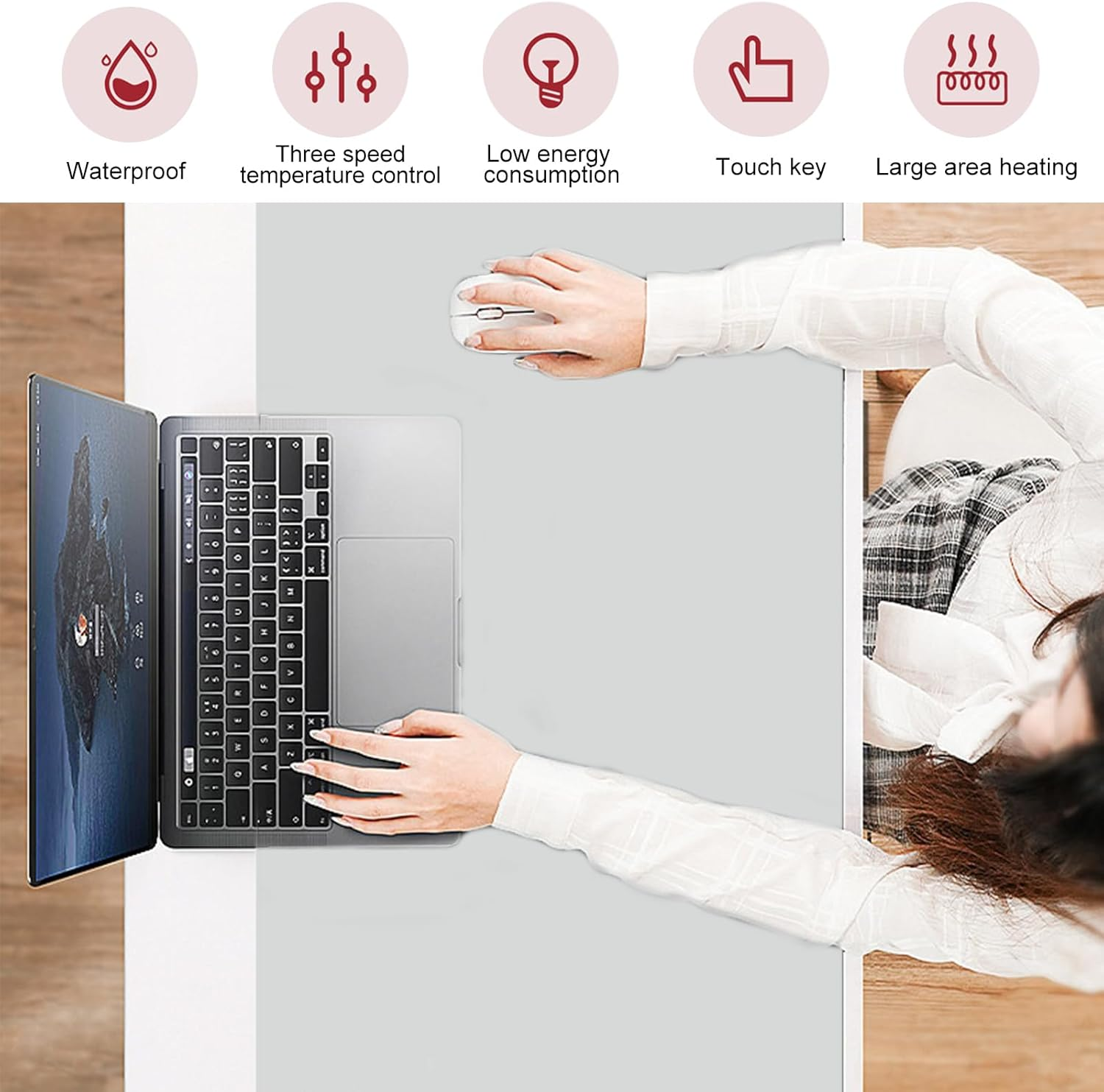 Ein Laptop und eine Maus auf einer grauen Oberfläche. Die Hände einer Person befinden sich auf Laptop und Maus. Icons mit Text darüber.