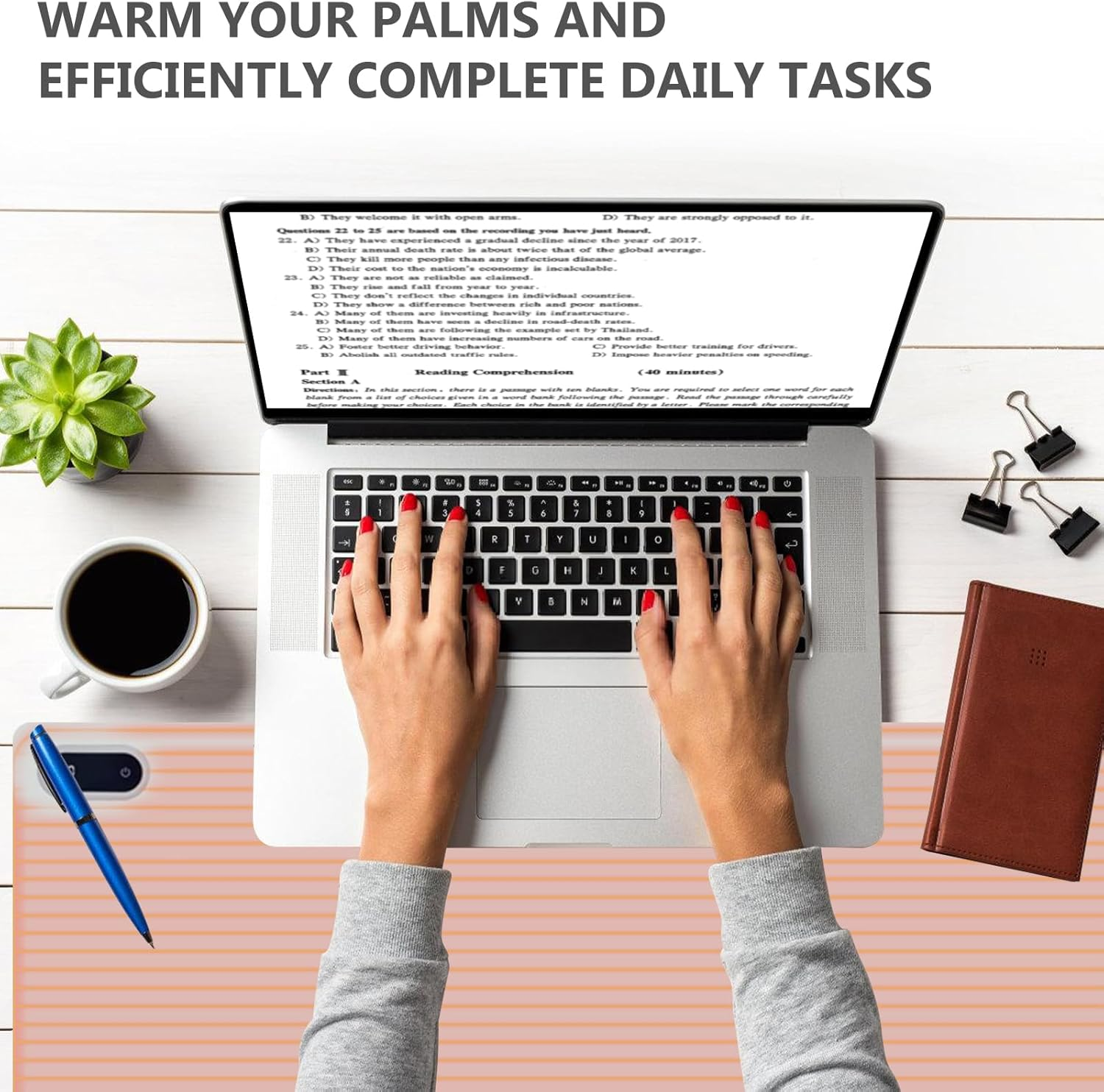 Eine Person tippt mit roten Nägeln auf einem Laptop. Eine Kaffeetasse, ein Stift und ein Notizbuch sind in der Nähe.