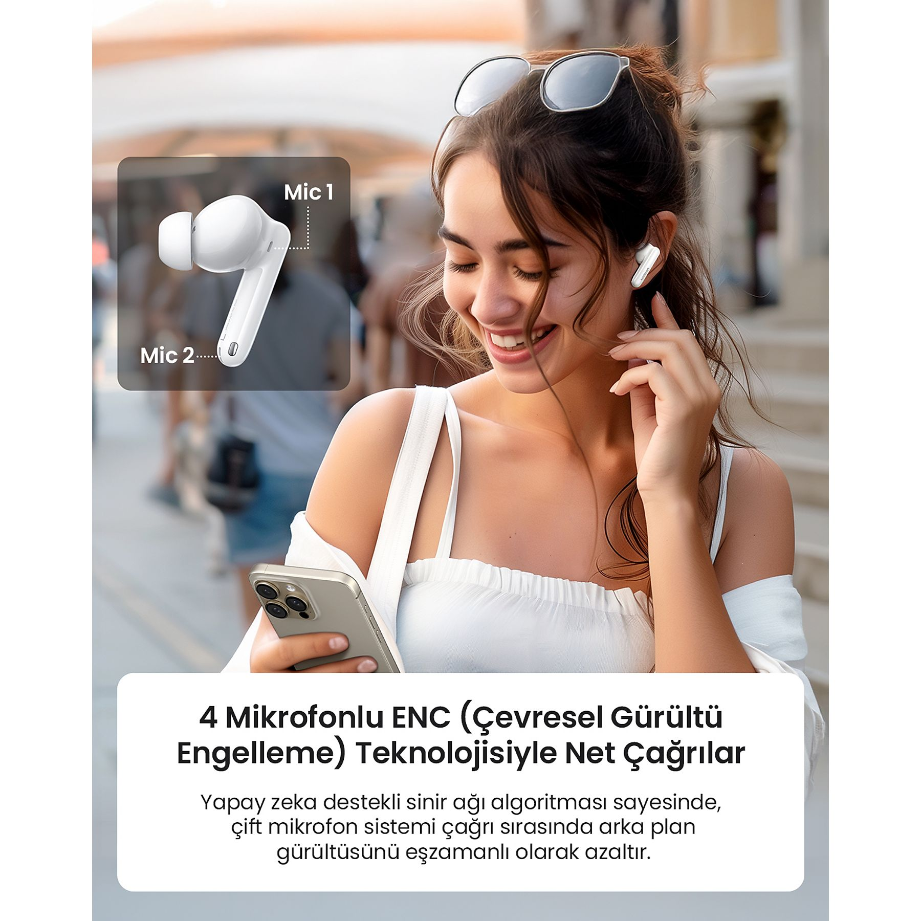 Kobieta uśmiecha się, nosząc okulary przeciwsłoneczne i słuchawki, trzymając telefon. Widoczny jest tekst dotyczący technologii redukcji szumów.