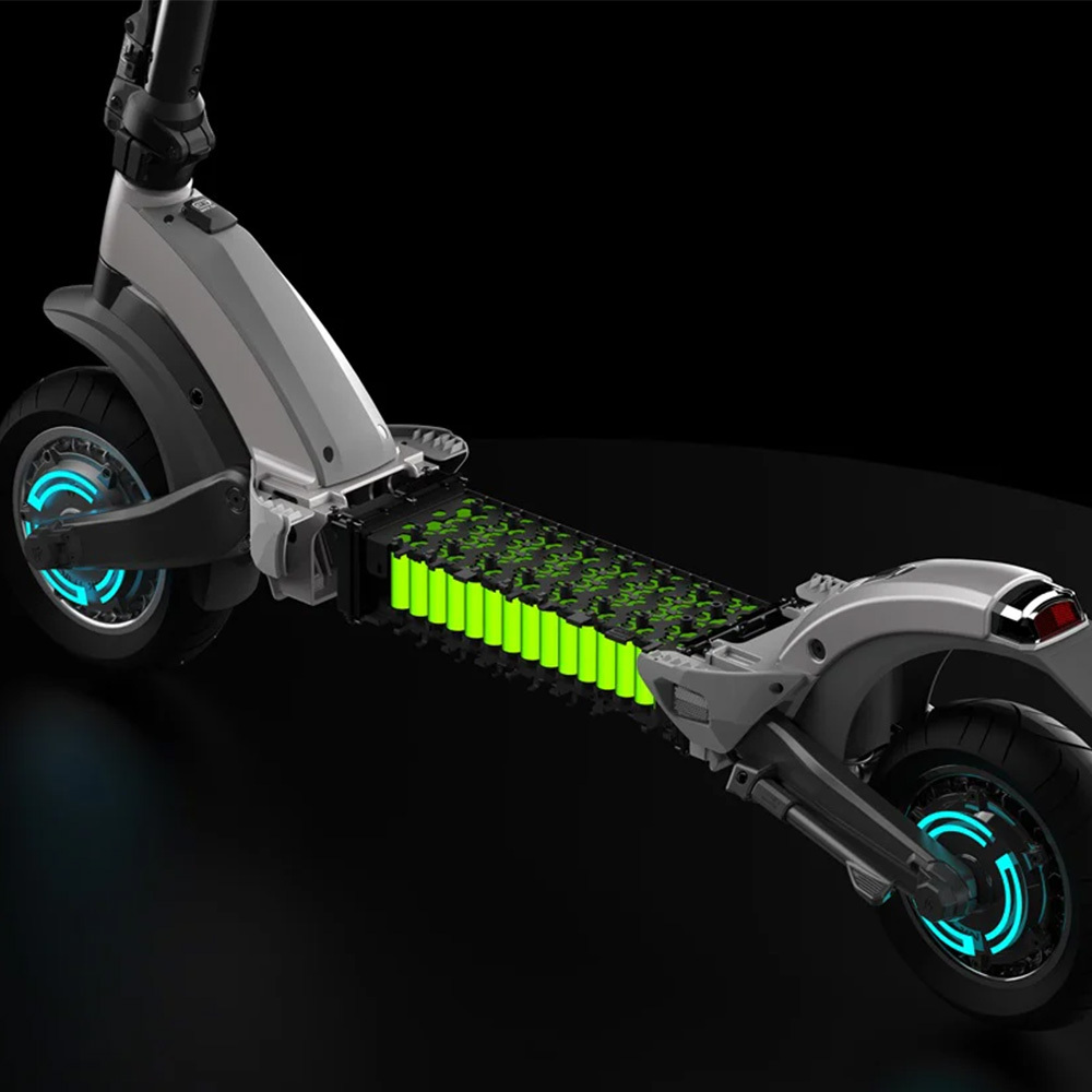 Hulajnoga elektryczna z widocznym akumulatorem. Zielone baterie w podstawie. Koła mają niebieskie podświetlenia.