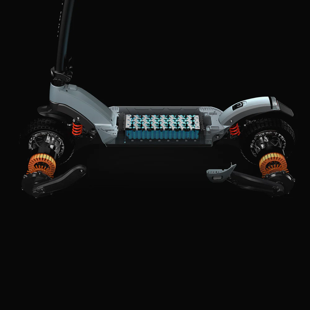 Przekrój elektrycznej hulajnogi. Widoczne baterie, silnik i zawieszenie. Szara rama, czarne koła i pomarańczowe akcenty na czarnym tle.