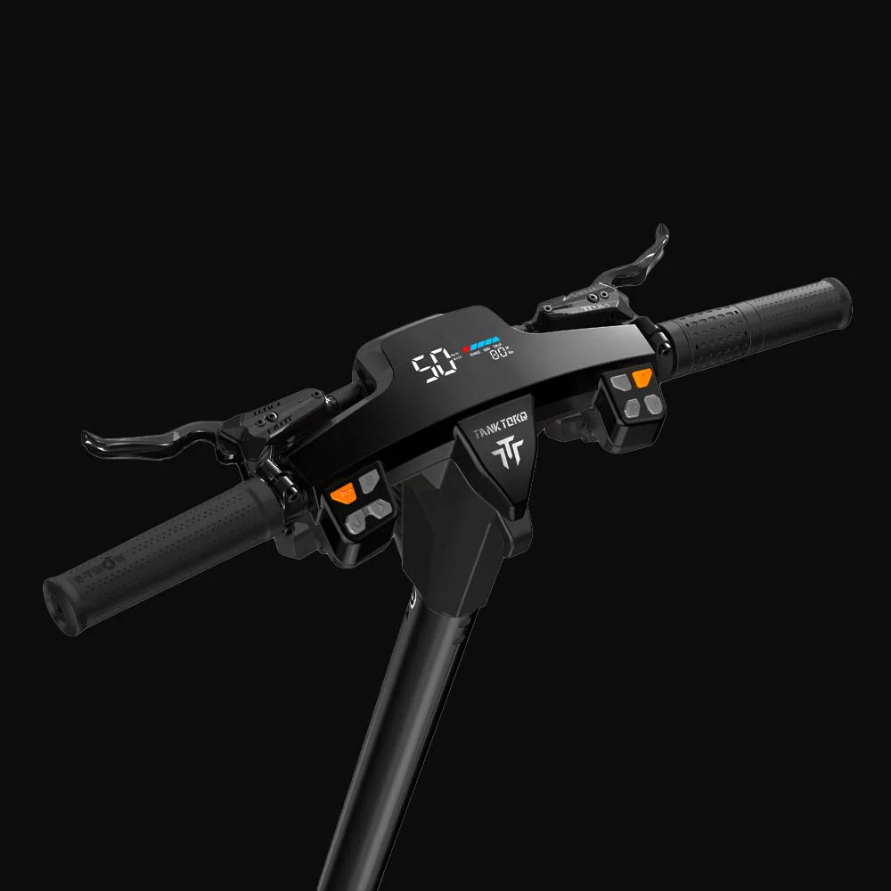 Czarna kierownica hulajnogi elektrycznej. Wyświetla prędkość i baterię. Posiada logo marki. Widoczne dźwignie i przyciski. Ciemne tło.