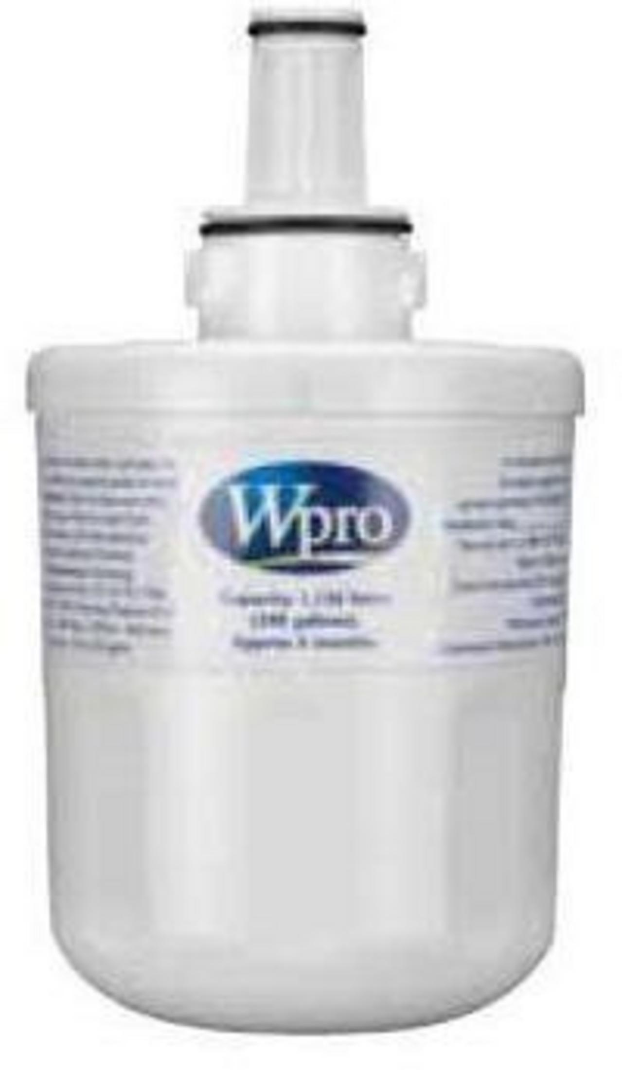 Un filtro dell'acqua bianco con logo Wpro blu. Ha un corpo cilindrico e una parte superiore con un anello nero. Il filtro è nuovo.