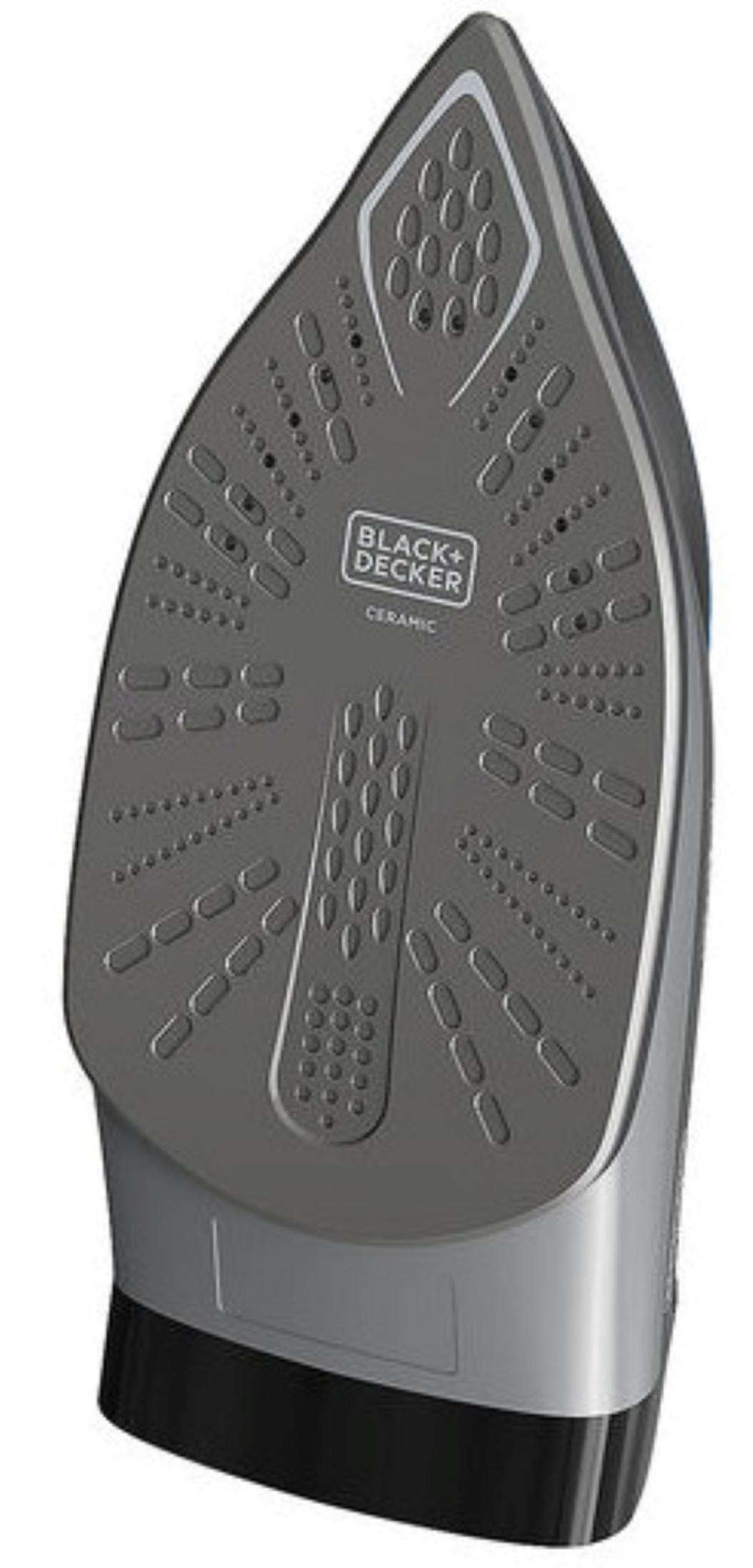 Ein graues Black+Decker Keramikbügeleisen. Das Bügeleisen hat eine graue Basis mit mehreren Löchern. Der Griff ist grau und schwarz.