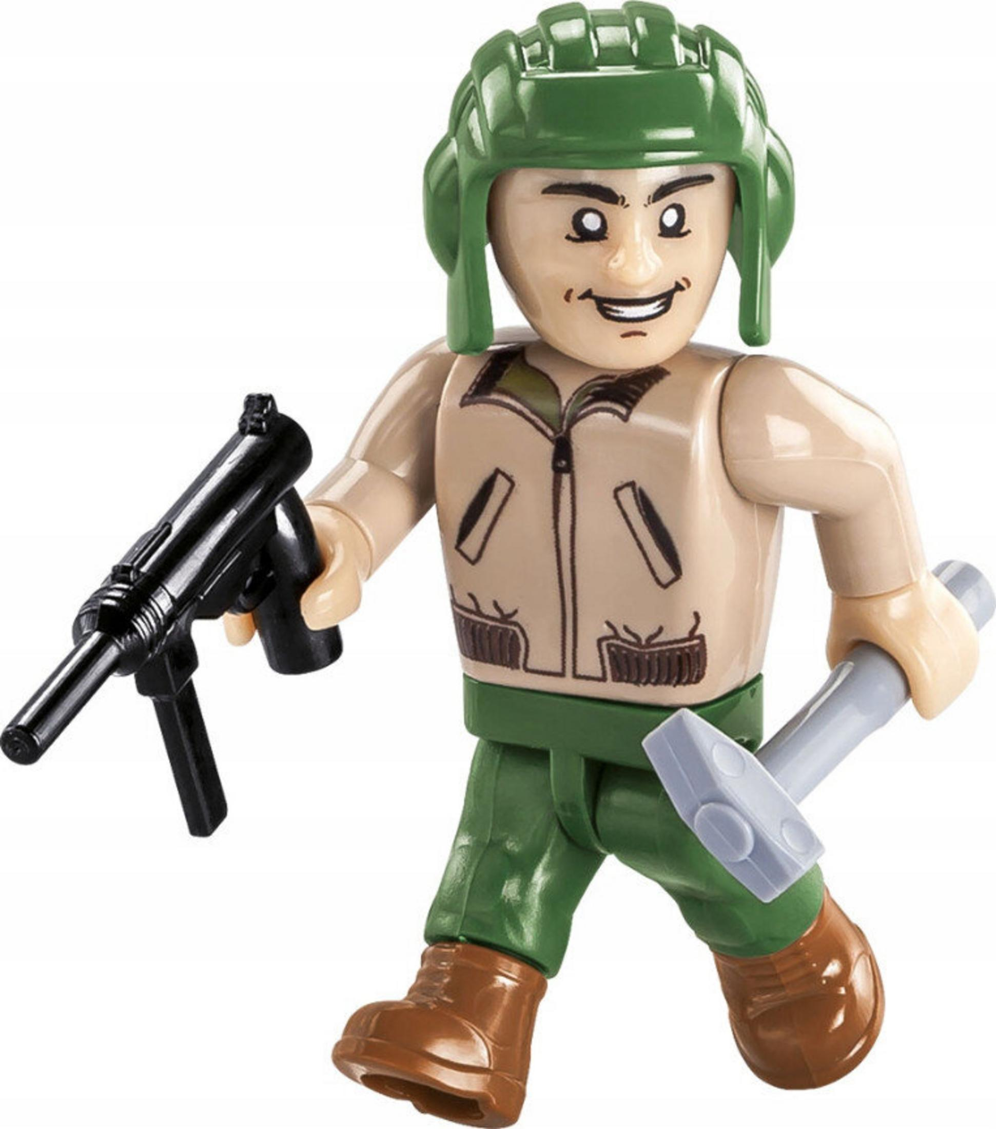 Zabawkowy żołnierz z zielonym hełmem i kurtką, trzymający czarny pistolet i młotek. Ma brązowe buty, zielone spodnie i beżową kurtkę.