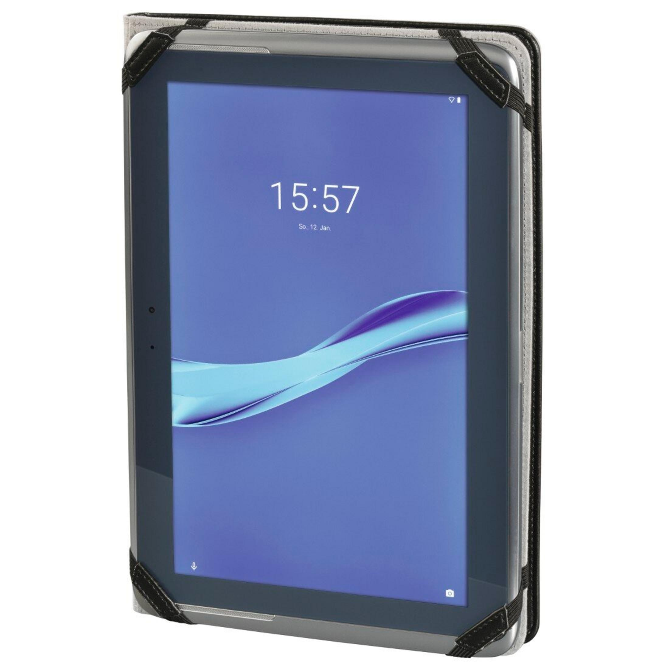 Ein Tablet in einer Hülle, das 15:57 auf einem blauen Bildschirm anzeigt. Schwarze elastische Riemen sichern das Tablet.