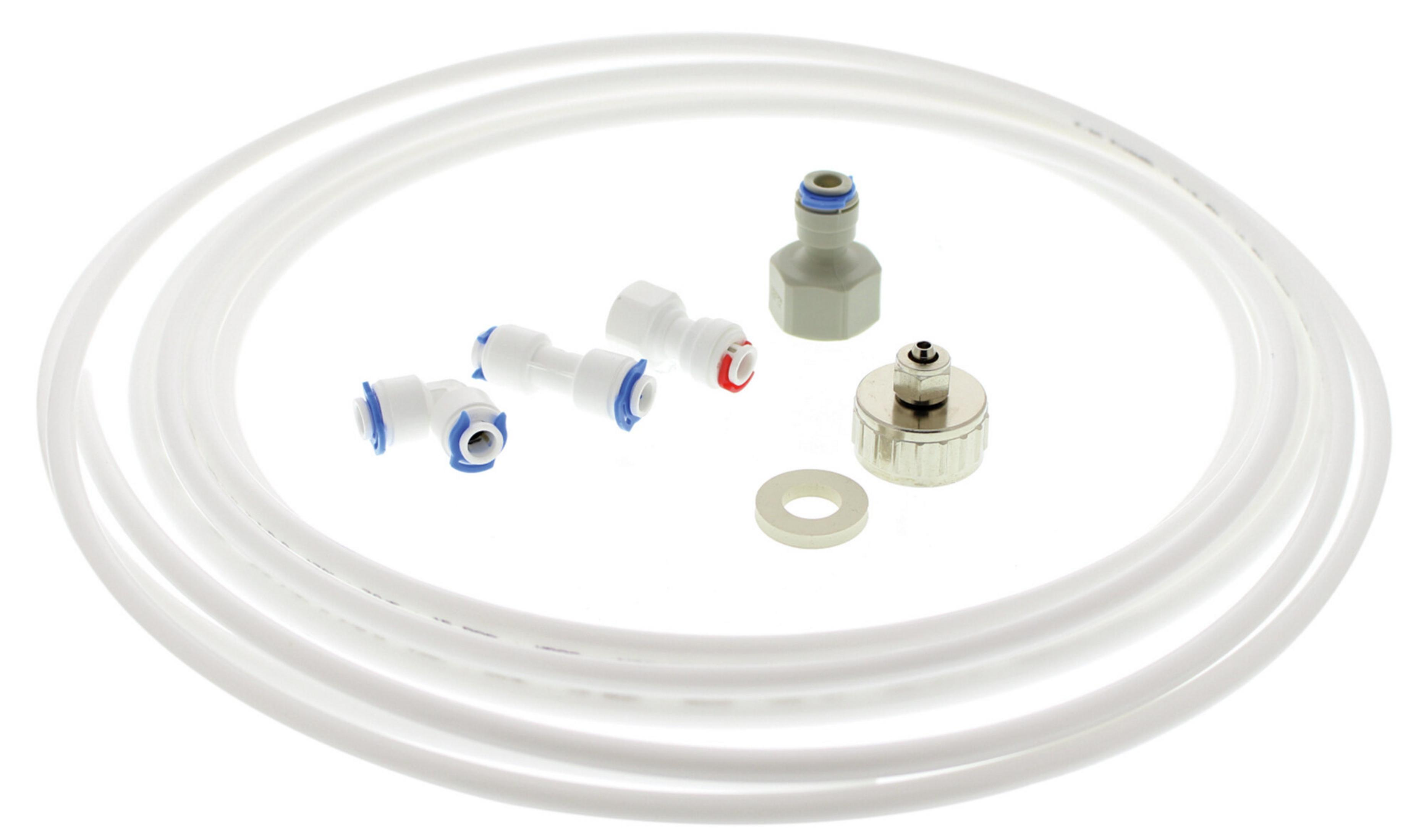 Biała rurka ułożona w okrąg, z kilkoma białymi i niebieskimi złączkami oraz kilkoma innymi metalowymi elementami.