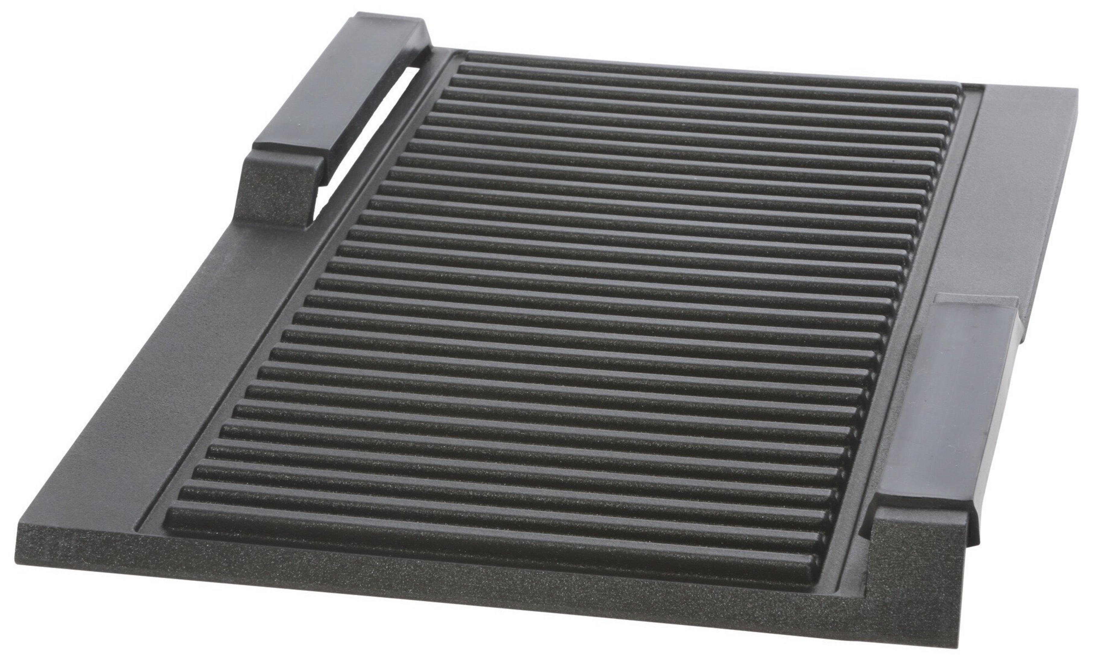 Czarny, prostokątny ruszt do grilla z poziomymi grzbietami i dwoma uchwytami na każdym końcu. Leży na białej powierzchni.