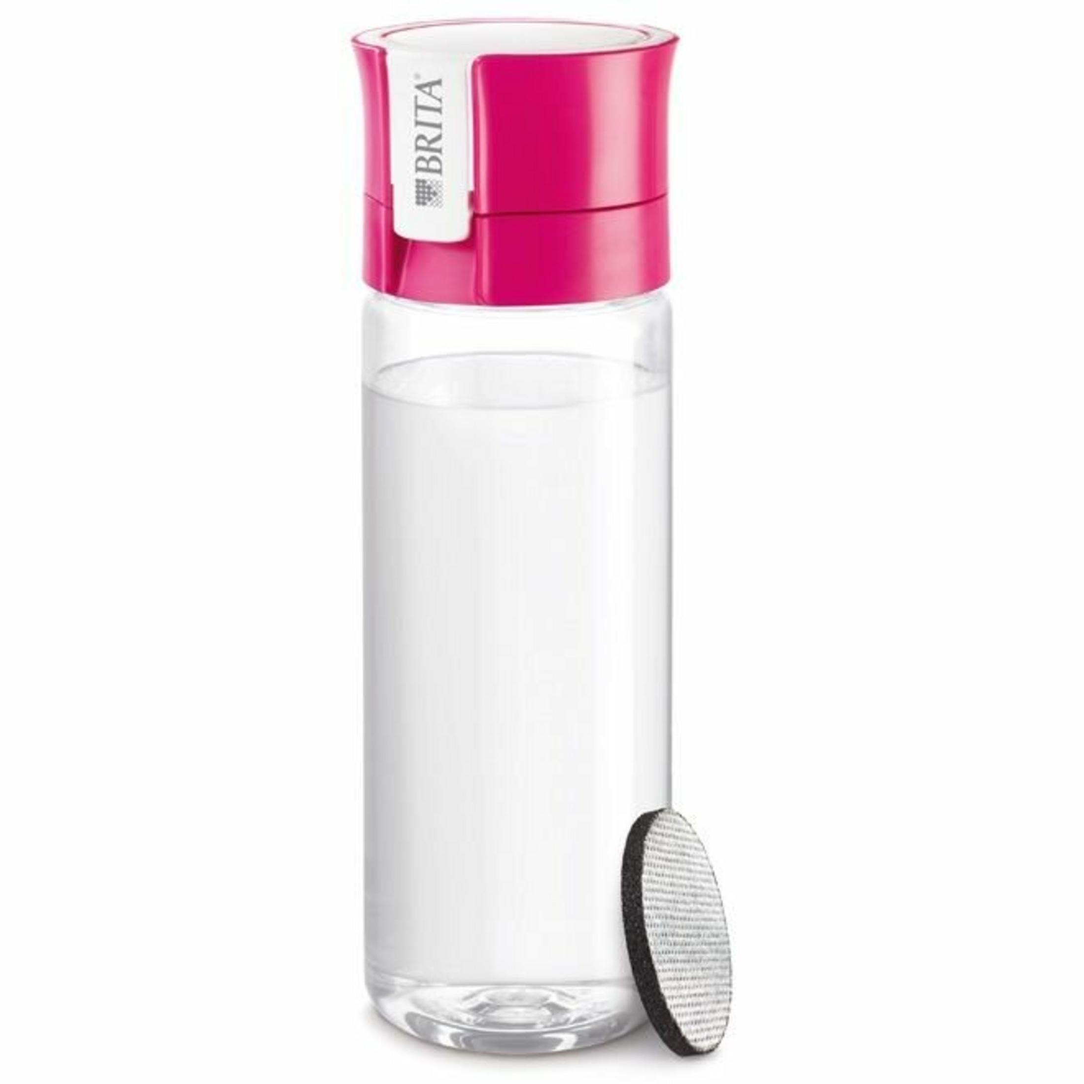 Una bottiglia d'acqua trasparente con coperchio rosa. Un filtro è accanto. La bottiglia ha un logo Brita.