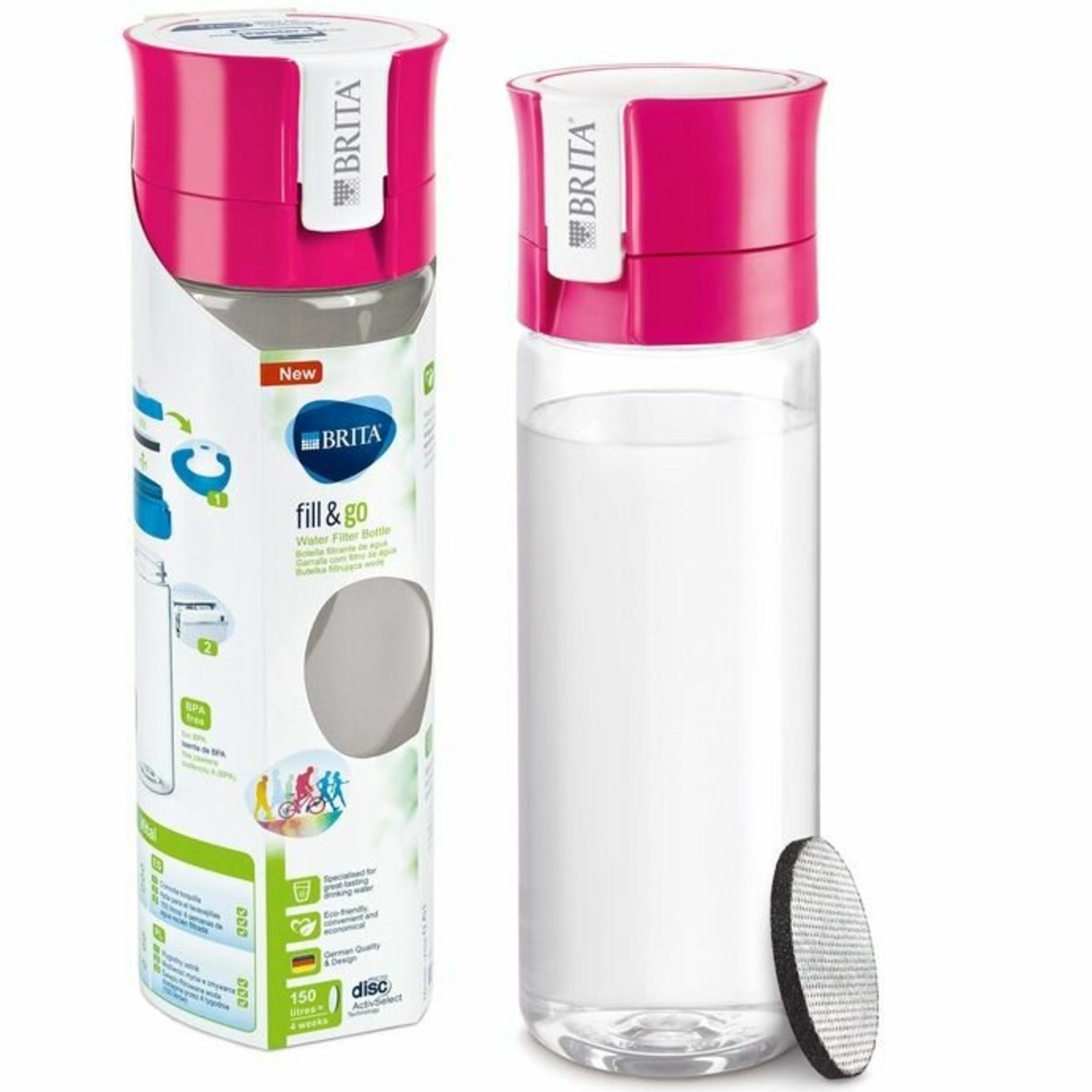 Due bottiglie d'acqua Brita, una con confezione. Le bottiglie hanno tappi rosa e sono piene d'acqua. È visibile un disco filtrante.