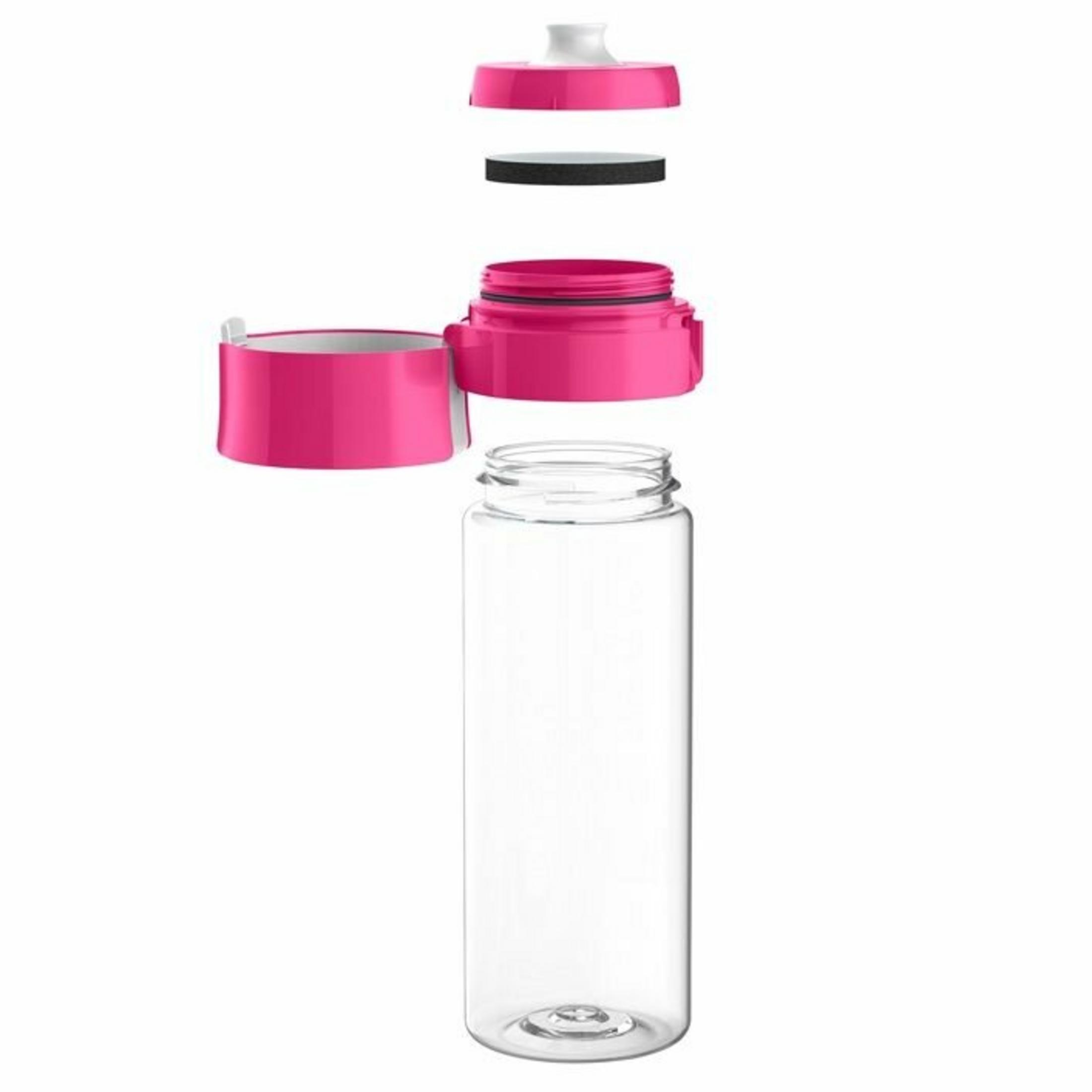 Una bottiglia d'acqua rosa e trasparente smontata. Le parti includono il tappo, il filtro, la bottiglia e il coperchio.