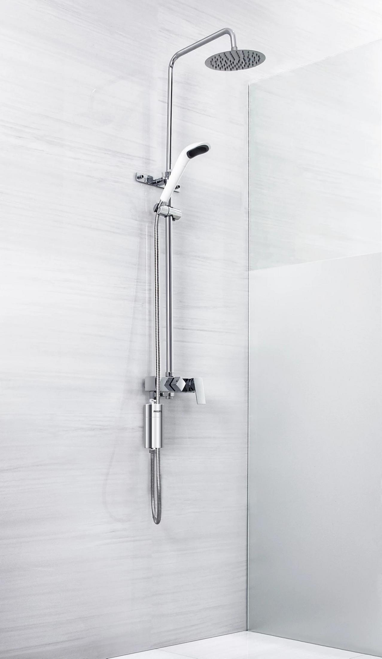 Nowoczesna armatura prysznicowa z okrągłą głowicą prysznicową i białą słuchawką prysznicową na białej marmurowej ścianie.