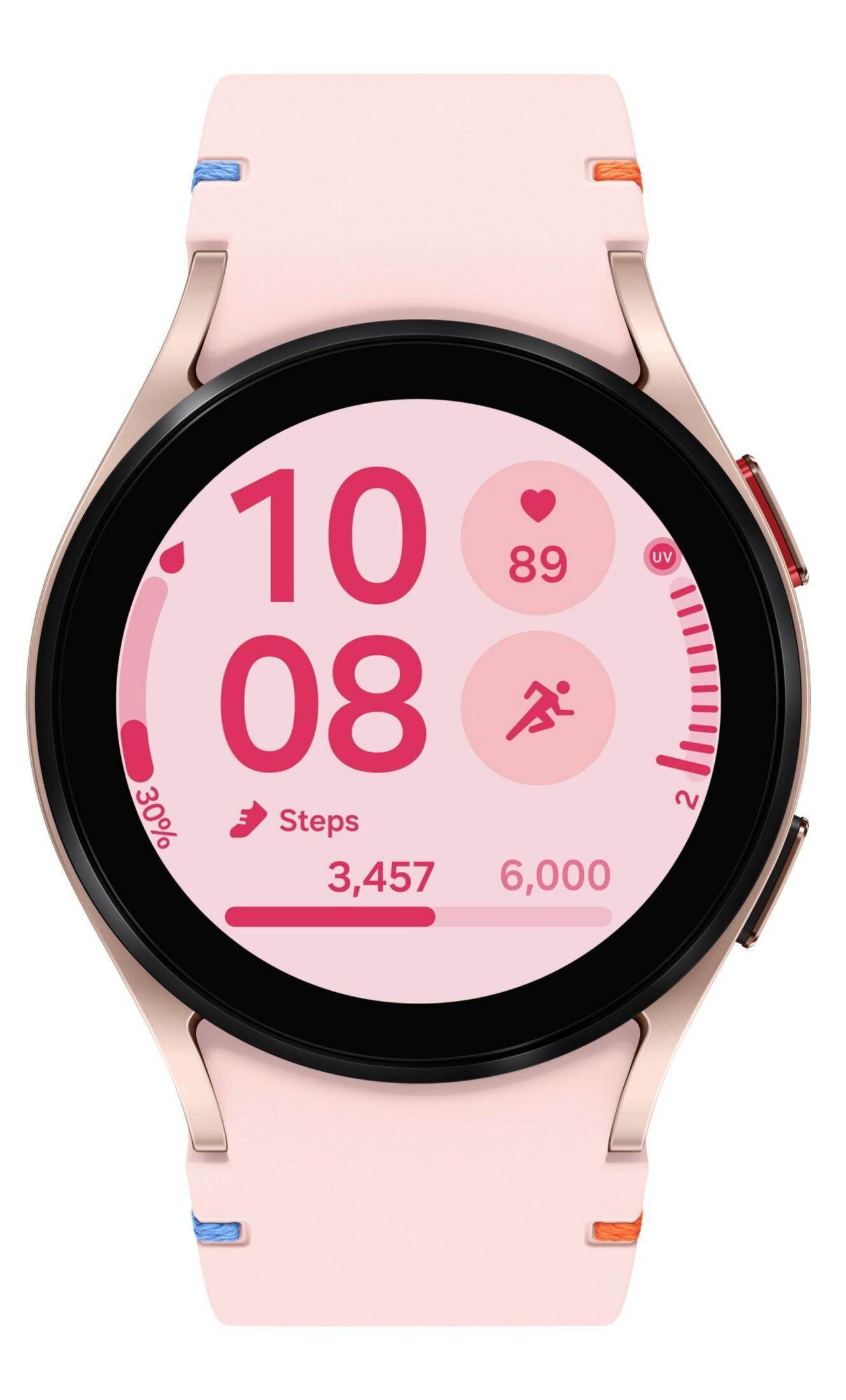 Zegarek smart w kolorze różowego złota wyświetla czas, kroki, tętno i postępy. Zegarek ma różowy pasek.