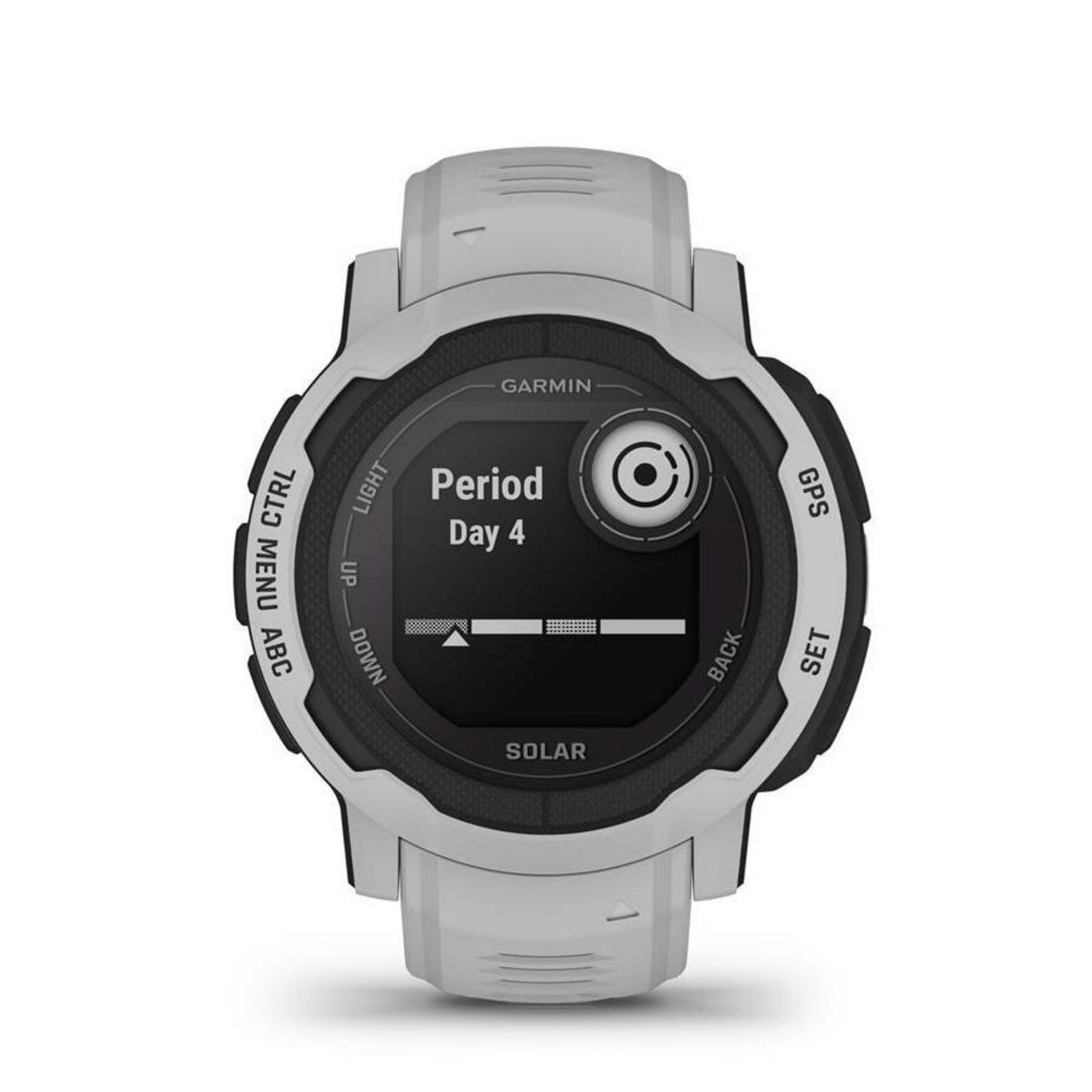 Eine Garmin-Uhr mit schwarzem Bildschirm, der 'Periode Tag 4' anzeigt. Sie hat ein weißes Armband und Knöpfe.