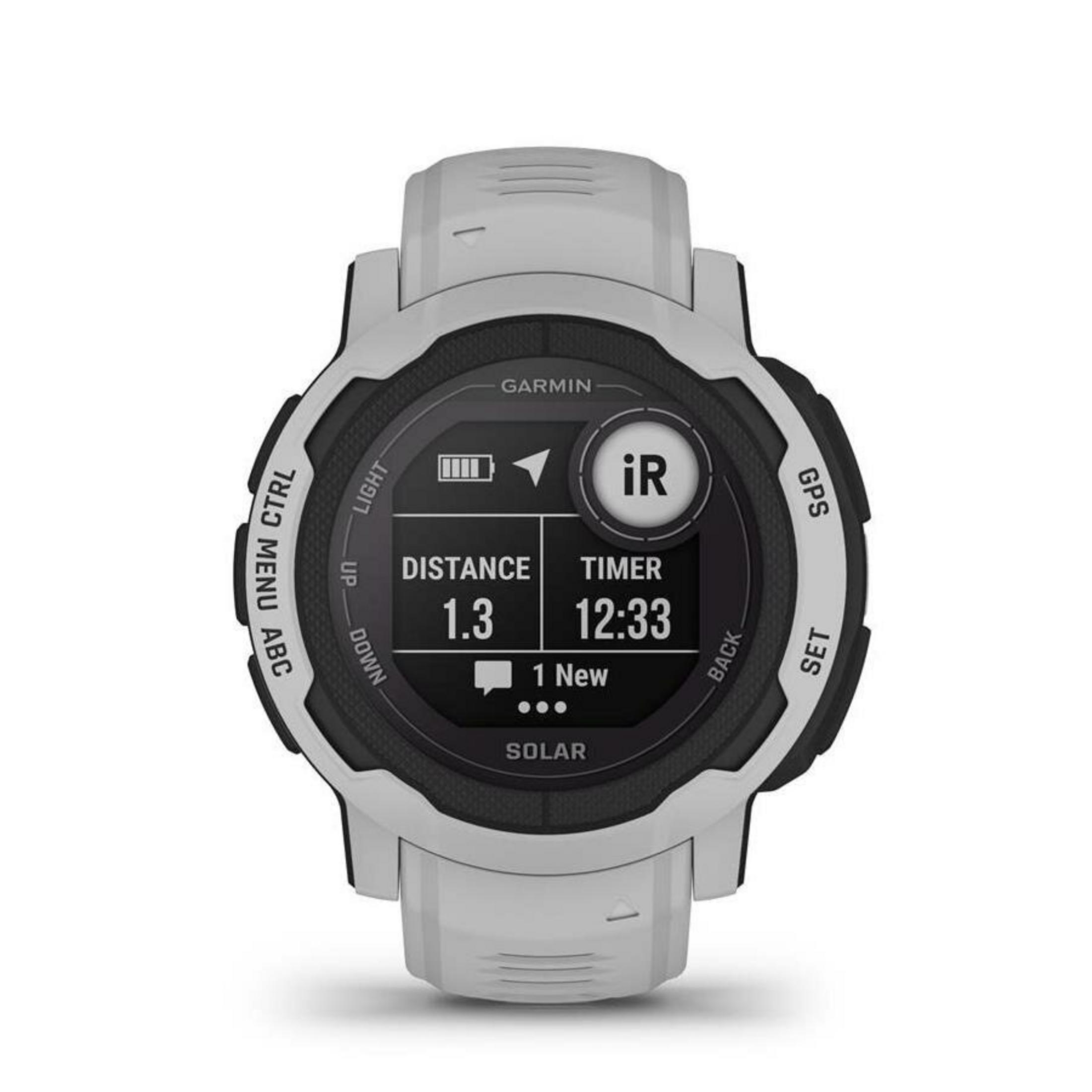 Eine Garmin-Uhr mit Distanz 1,3, Timer 12:33, iR-Symbol und anderen Messwerten, mit weißem Armband und schwarzer Lünette.