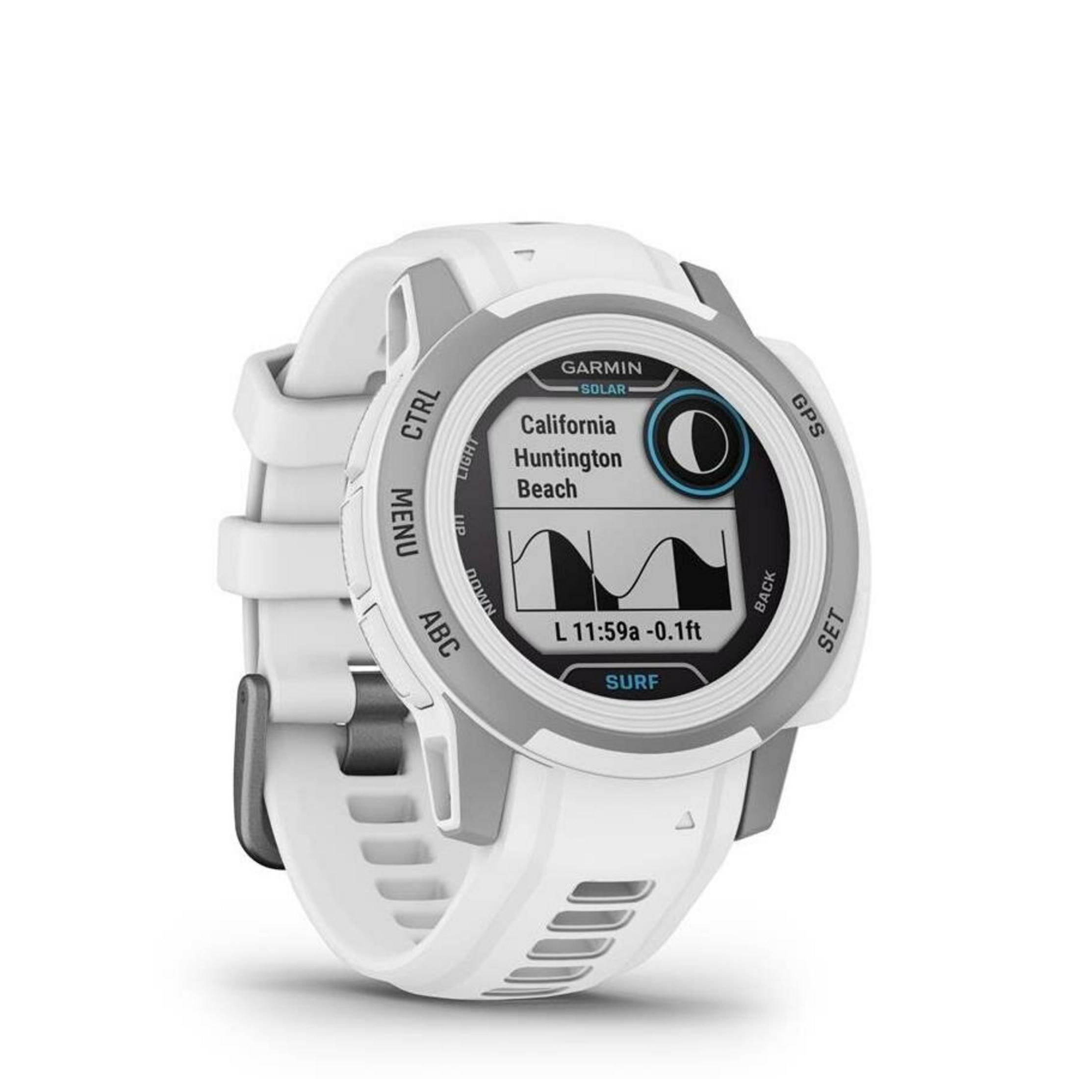 Un reloj Garmin blanco muestra 'California Huntington Beach' y un gráfico de olas. Muestra la hora y las condiciones de surf.