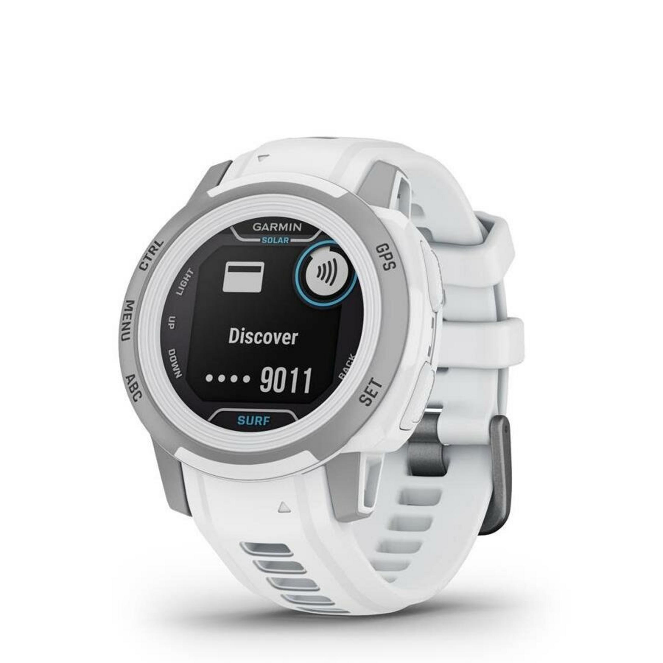 Un reloj Garmin blanco con bisel gris muestra 'Discover 9011'. Tiene una correa blanca y botones etiquetados 'CTRL', 'MENU'.
