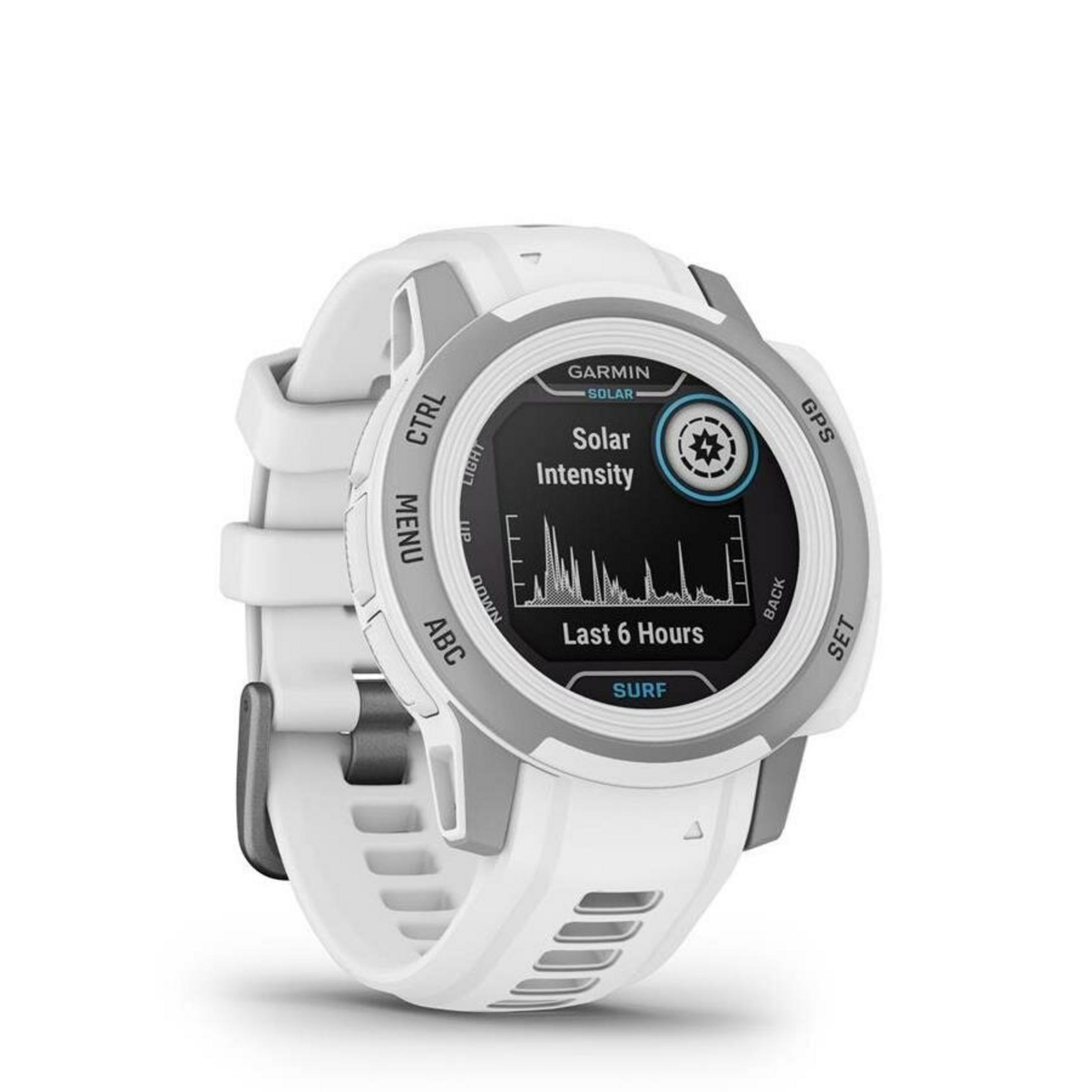 Un reloj Garmin blanco con bisel gris muestra datos de intensidad solar. Se ven botones CTRL, MENU, ABC, GPS y SET.
