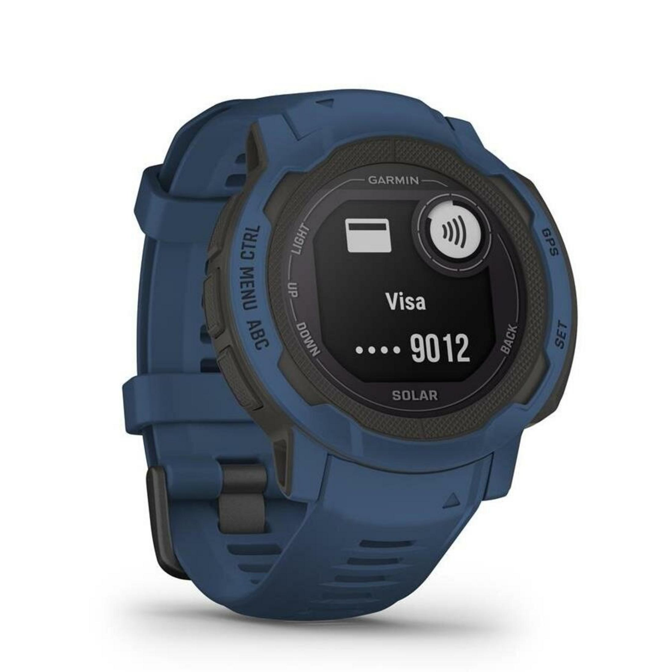 Eine blaue Garmin-Uhr zeigt eine Visa-Karte an. Sie hat Knöpfe und einen Bildschirm mit einer Kartennummer und dem Wort Visa.