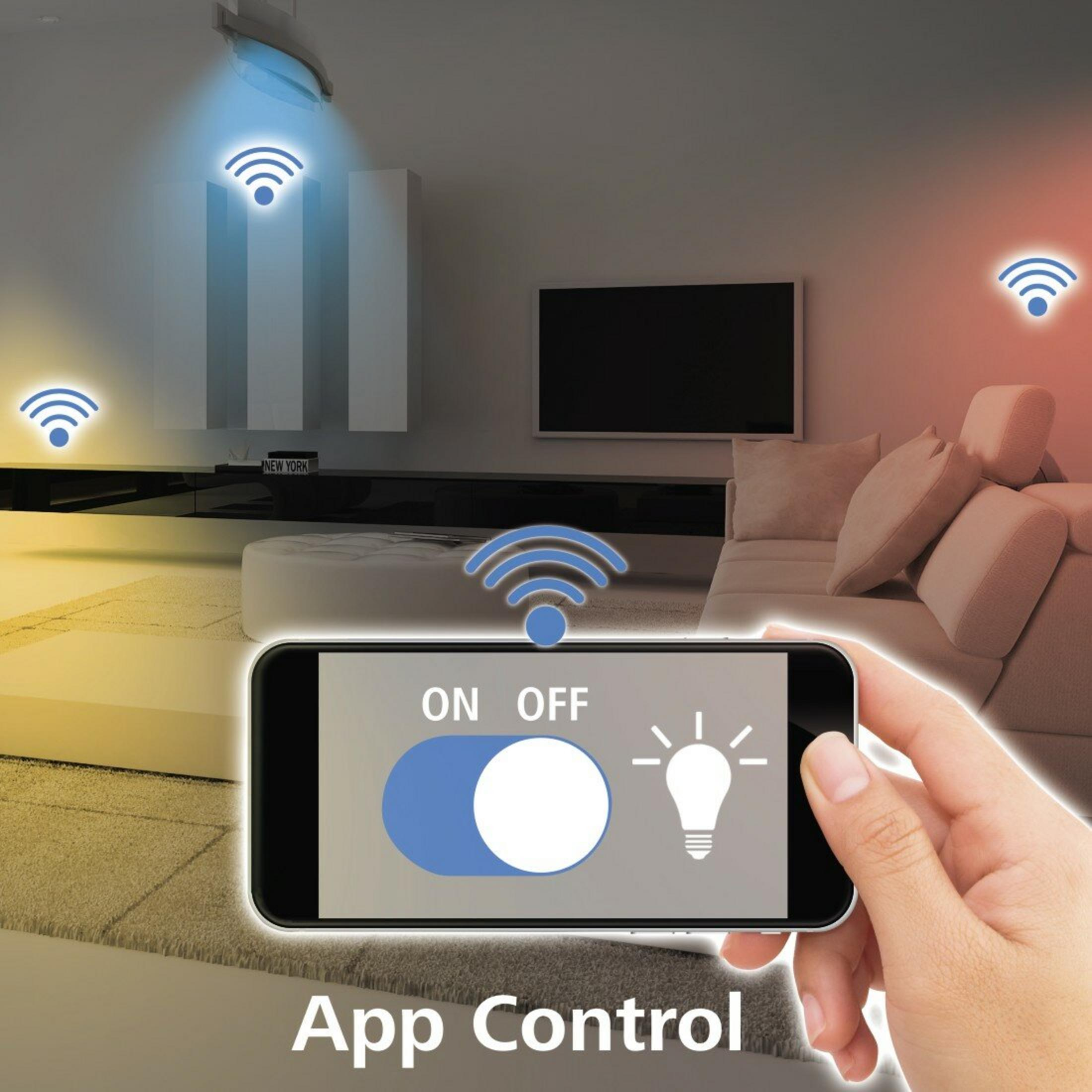 Mano con telefono con controllo luce on/off. Segnali WiFi, luci soffuse, divano, testo controllo app sullo schermo.