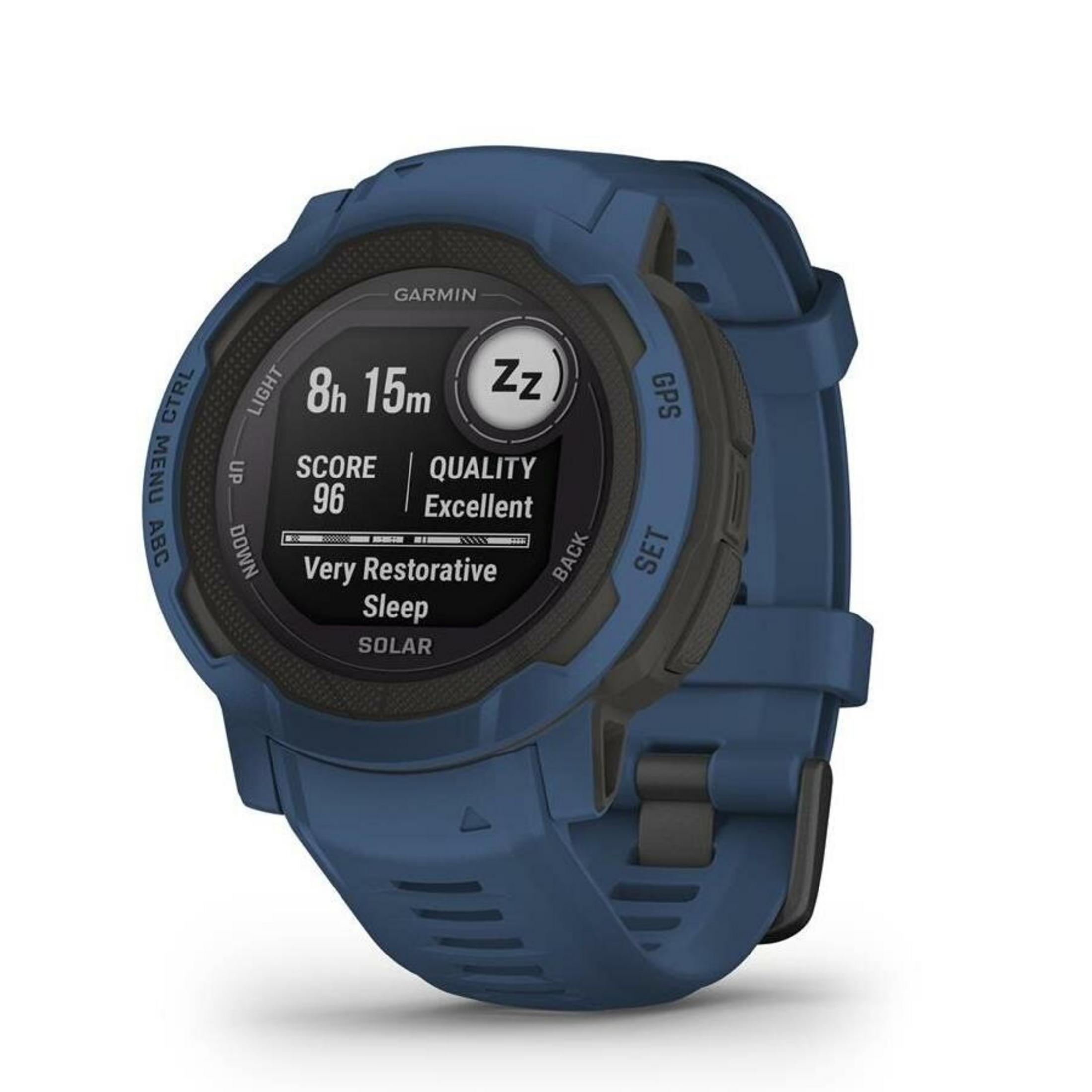 Eine blaue Garmin-Uhr zeigt Schlafdaten an: 8h 15m Schlaf, Wert 96, Qualität ausgezeichnet. Sie hat physische Knöpfe.