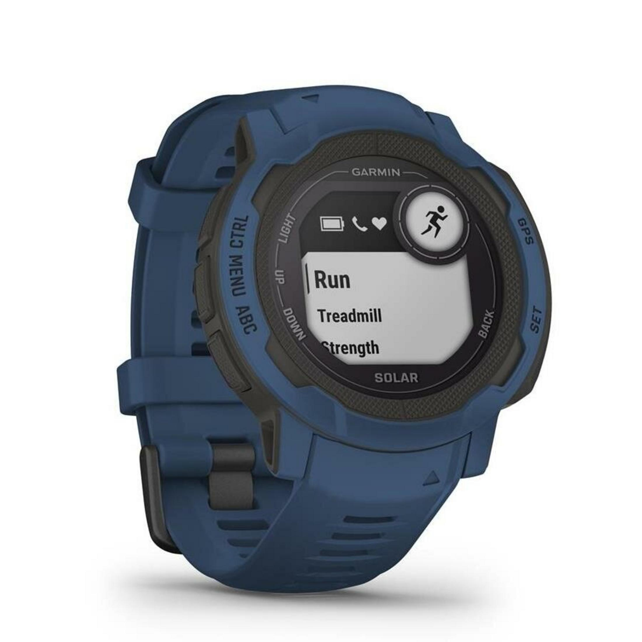 Blaue Garmin-Uhr mit den Optionen 'Laufen', 'Laufband' und 'Kraft' auf dem Bildschirm. Knöpfe an den Seiten.