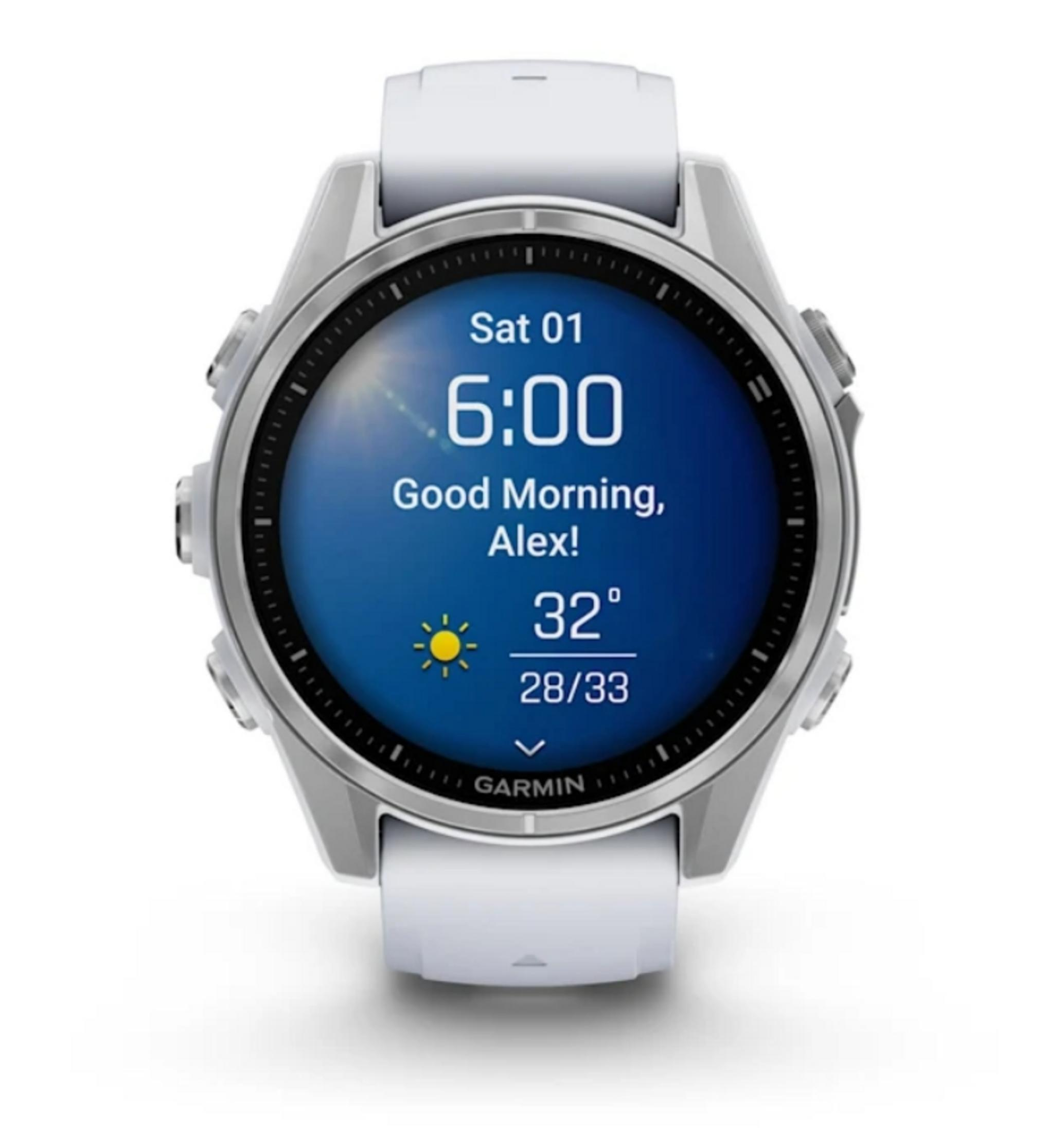 Biały smartwatch wyświetla datę, godzinę i pogodę. Na ekranie widać 'Dzień dobry, Alex!' i temperaturę.