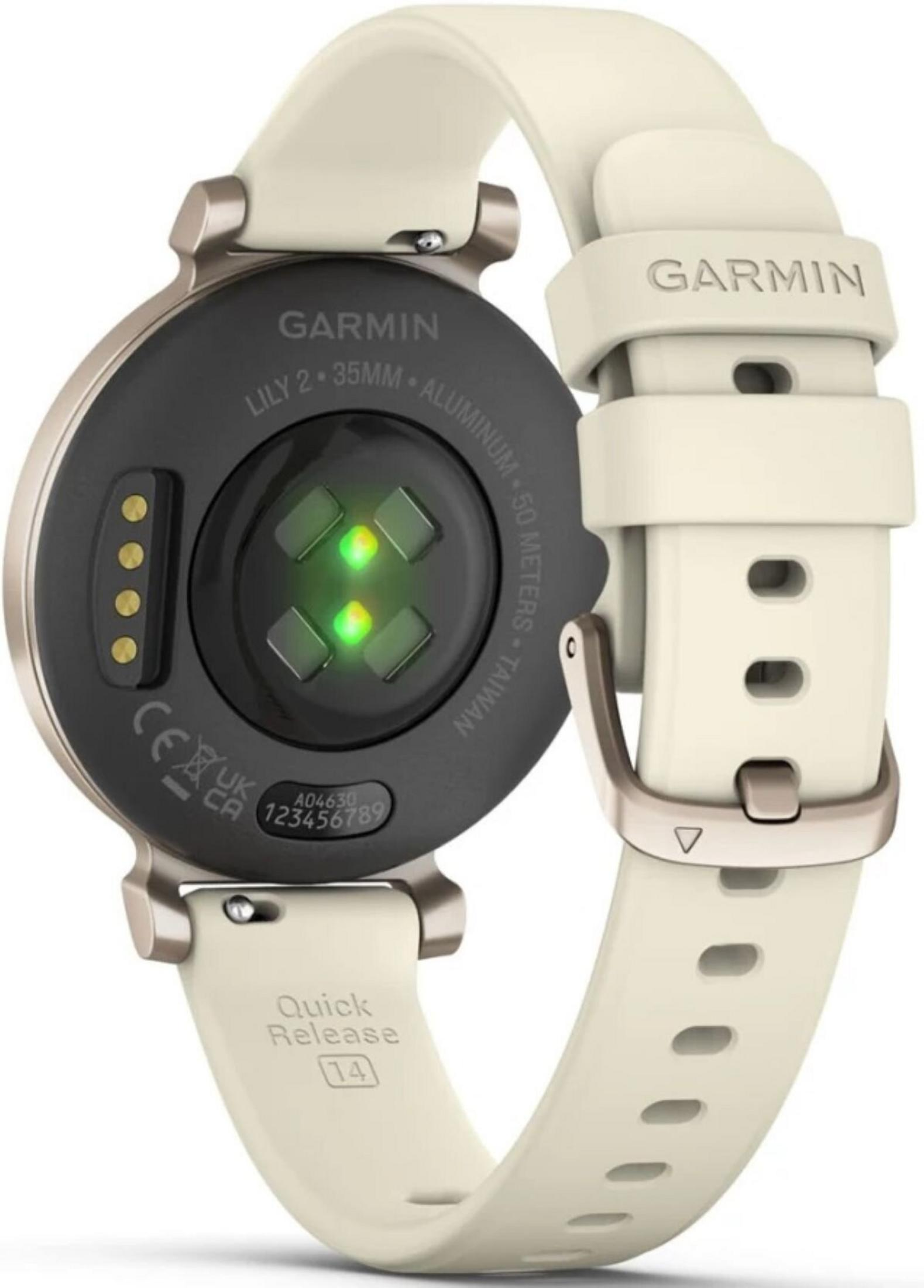 Reloj inteligente Garmin Lily 2 crema. Esfera negra con luces verdes. Correa crema con logotipo Garmin y hebilla.