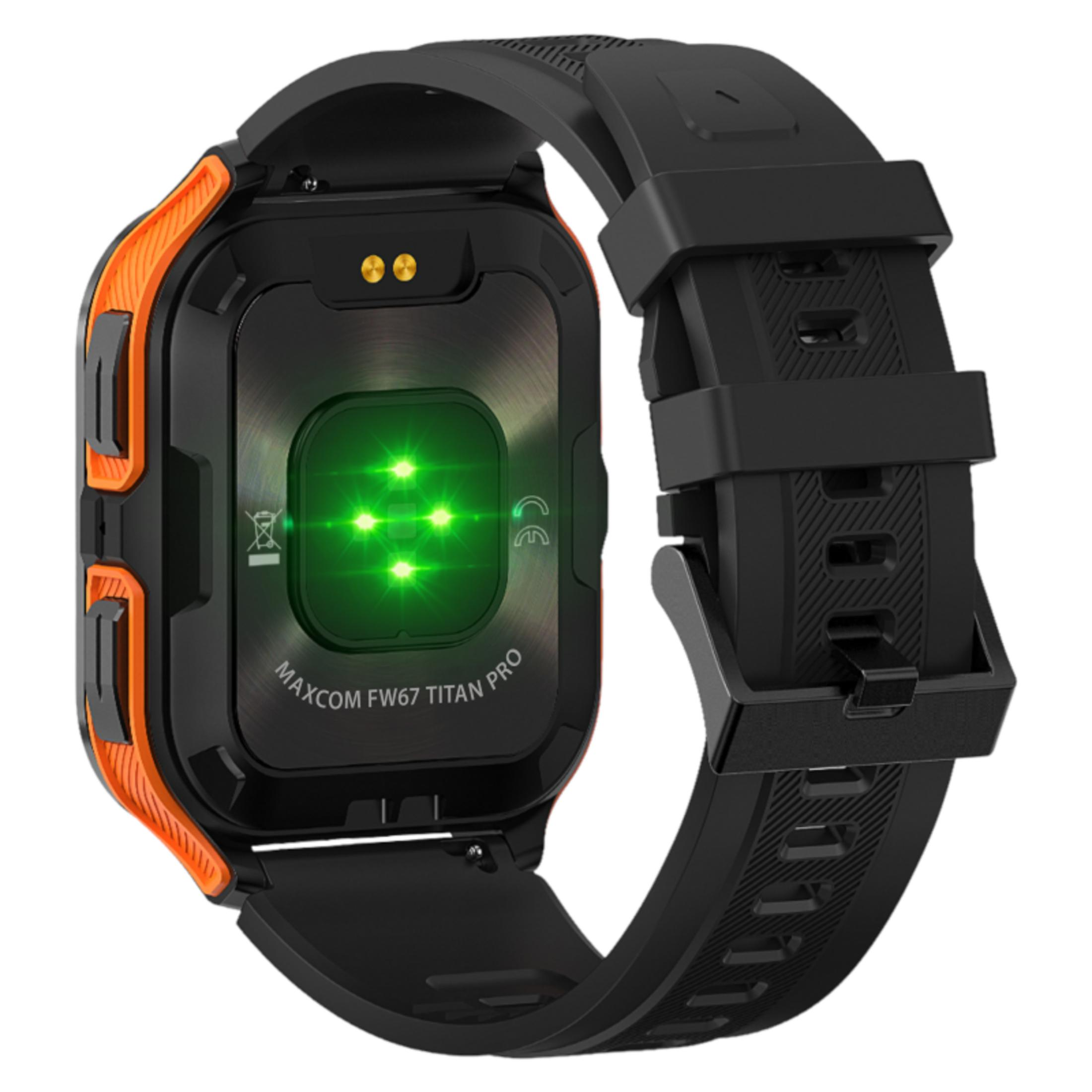 Schwarze Smartwatch mit orangefarbenen Akzenten. Die Rückseite zeigt grüne Herzfrequenzsensoren und den Namen MAXCOM FW67 TITAN PRO.