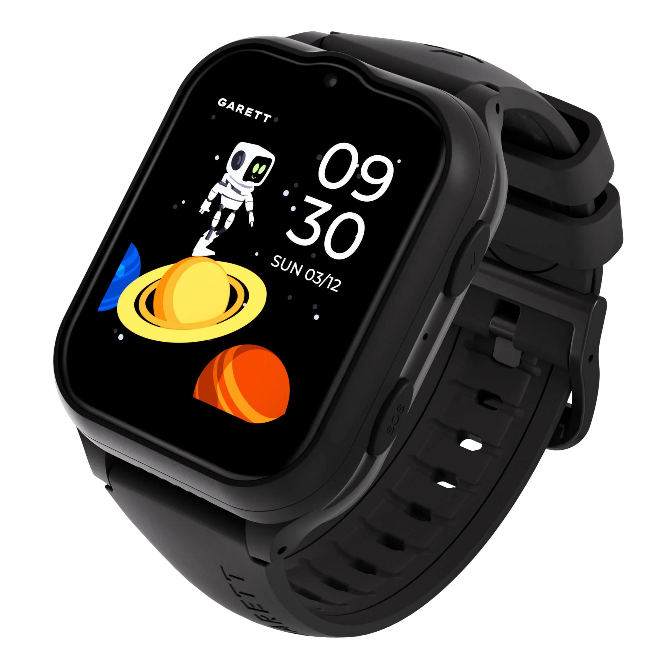 Uno smartwatch nero con schermo con astronauta e pianeti. L'ora è 09:30. Il cinturino è nero.