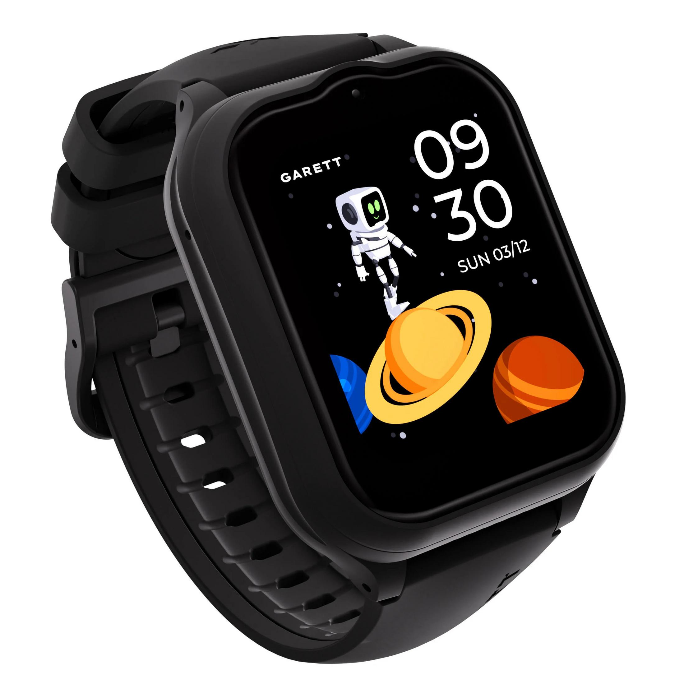 Smartwatch nera con schermo che mostra l'ora e un astronauta dei cartoni animati vicino ai pianeti.