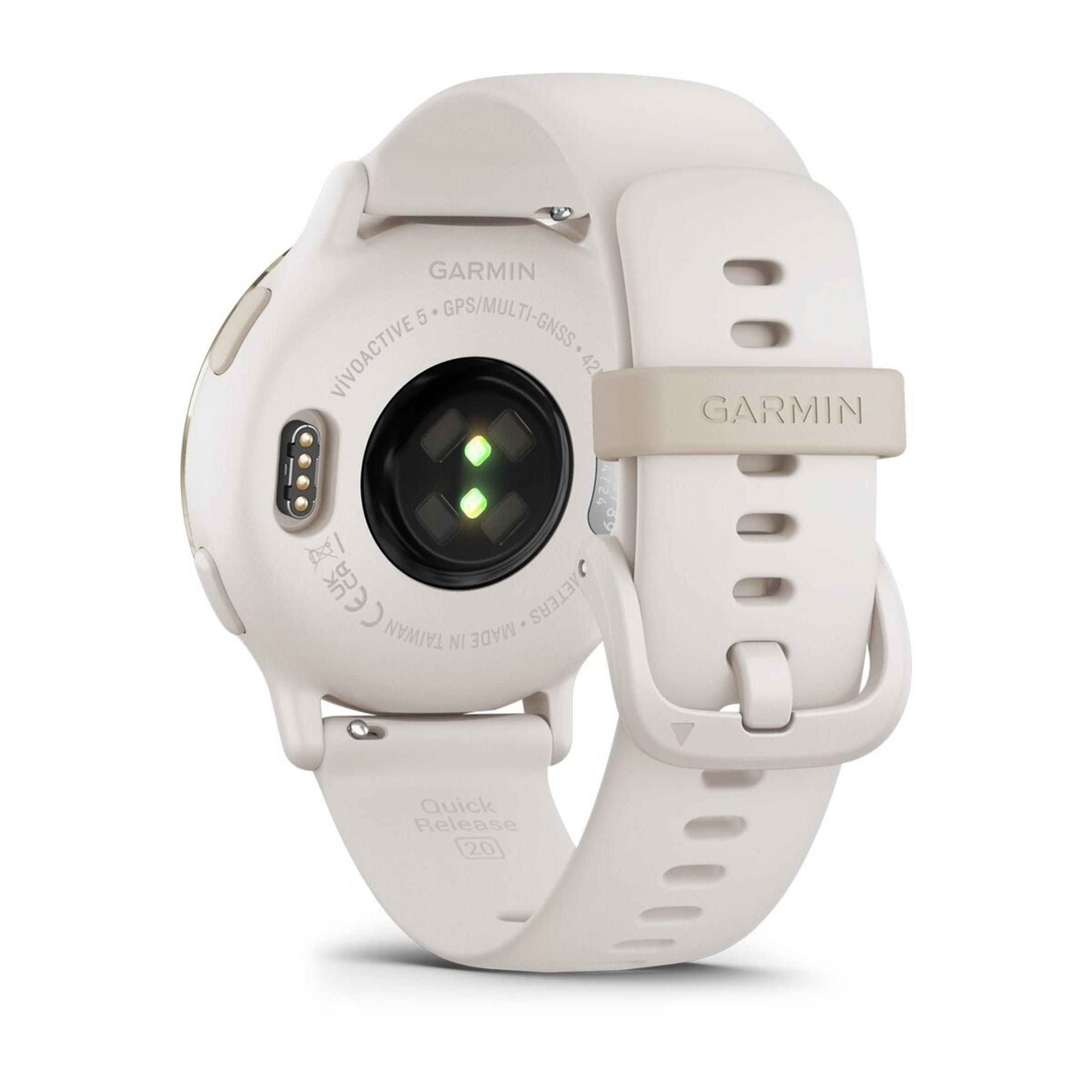 Eine cremefarbene Garmin-Smartwatch. Die Rückseite zeigt Sensoren und das Uhrenarmband. Das Armband hat das Garmin-Logo.